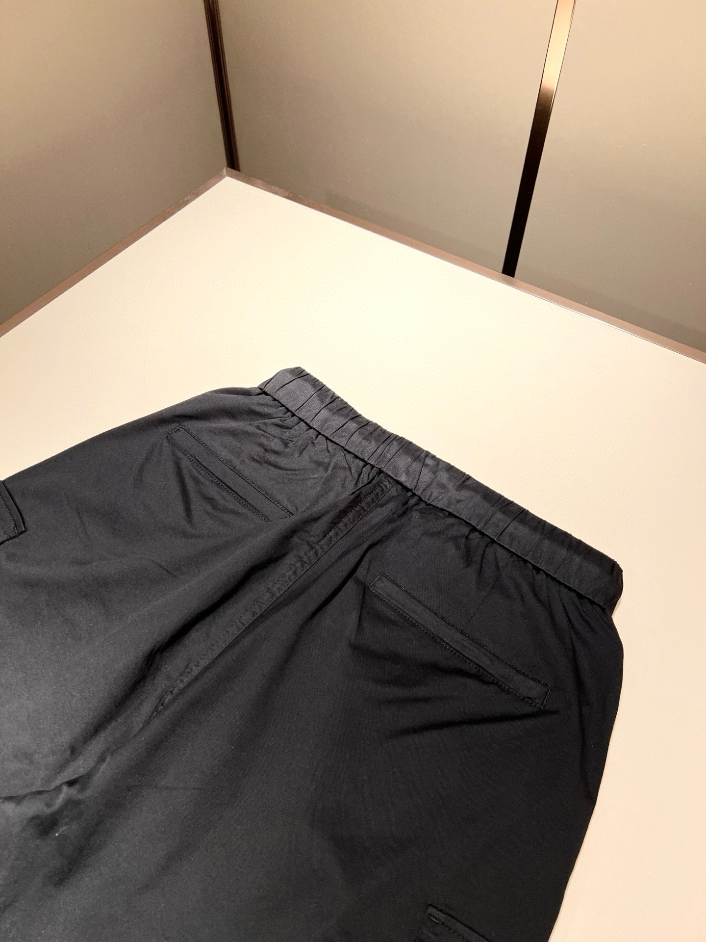  PRA*DA普*达 2025春夏新款男士休闲短裤，高端品质之选……一款休闲裤兼备的百搭裤装，也是男士衣