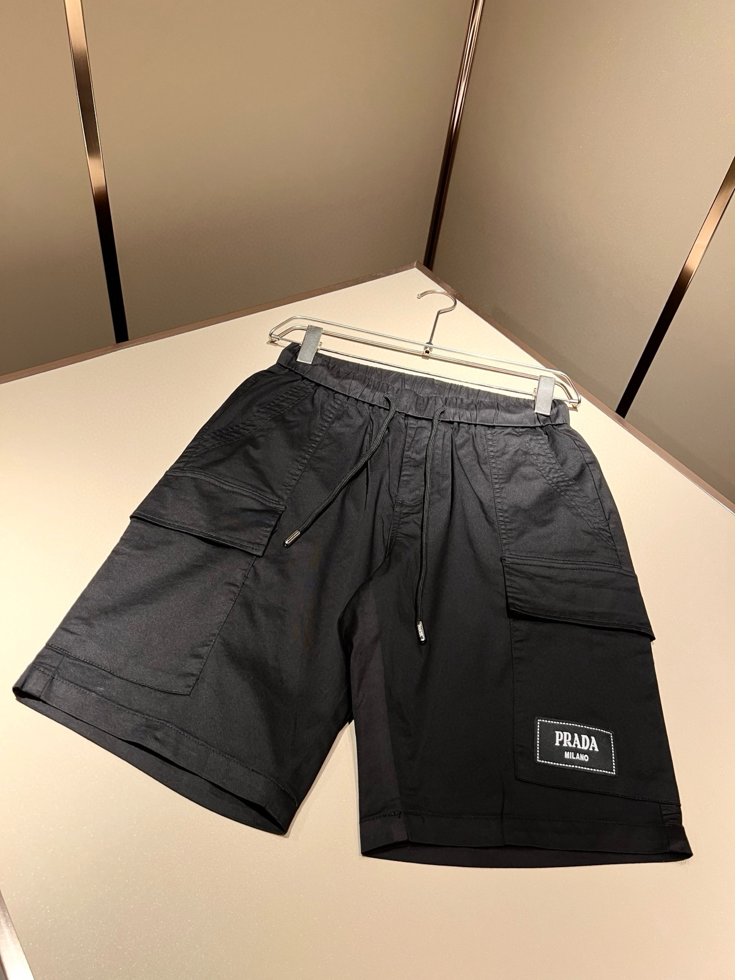  PRA*DA普*达 2025春夏新款男士休闲短裤，高端品质之选……一款休闲裤兼备的百搭裤装，也是男士衣