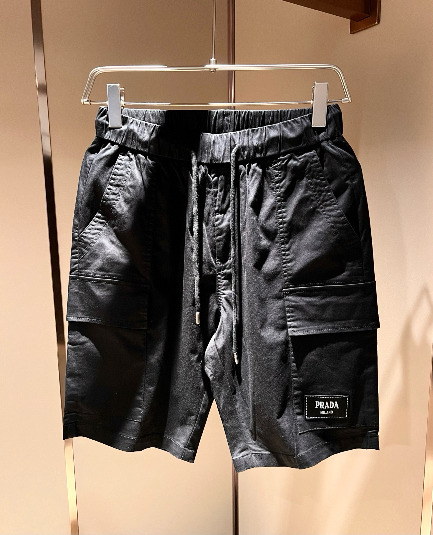 NO:513330,PRA*DA Pu*da 2025 spring and summer new men's casual shorts, a high-end quality choice... A versatile trousers that combine casual pants is also an indispensable matching tool in men's wardrobe. It is a classic style with practical wear!  The design style of the whole casual pants is simple and fashionable, which is very consistent with the low-luxury style setting, has excellent skin-friendly value, is easy to wear, and is full of detail!  Classic logo logo pattern embroidery design!  This trousers are made of high-quality canvas cotton fabric. The fabric is comfortable, soft and delicate, and has a good vertical feeling. It looks very textured and has a high-end charm. The first-class and exquisite style cut, the line is delicate, smooth and neat, and the casual and casual pants look good no matter how you match it. If you like it, buy it now. Good products are not waiting for anyone!  Size M-3XL, prada, shorts, alexander wang19860909PRA*DA普*达 2025春夏新款男士休闲短裤,高端品质之选……一款休闲裤兼备的百搭裤装,也是男士衣橱里不可缺少的搭配神器,属于实穿型的经典款式！整条休闲裤的设计风格简洁时尚,非常符合低奢的风格设定,亲肤值优越,穿着方便,细节感十足！经典标识logo图案刺绣设计！此款裤装采用优质帆布棉面料打造而成,面料舒服,手感柔软细腻,有着很好的垂直感,看上去非常有质感,细品高级韵味十足.一流精湛的版型裁剪,走线细致平顺工整,休闲随意怎么搭配都好看的裤装,喜欢的赶紧入手吧,好货可不等人！尺码M-3XL,,prada,shorts,alexander wang,Men's clothing