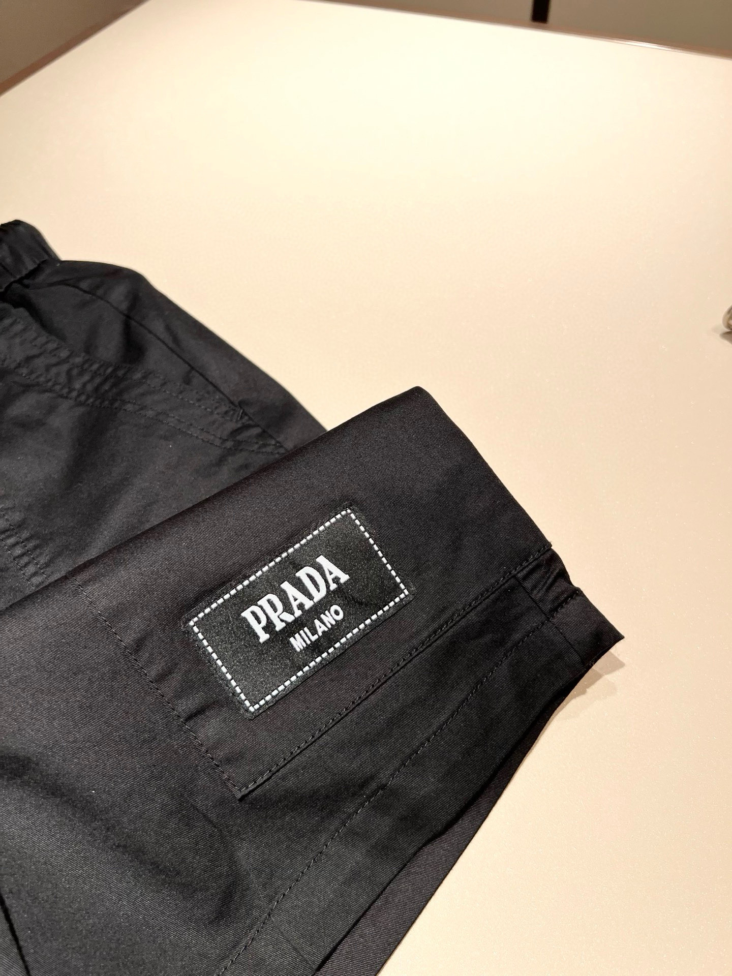  PRA*DA普*达 2025春夏新款男士休闲短裤，高端品质之选……一款休闲裤兼备的百搭裤装，也是男士衣