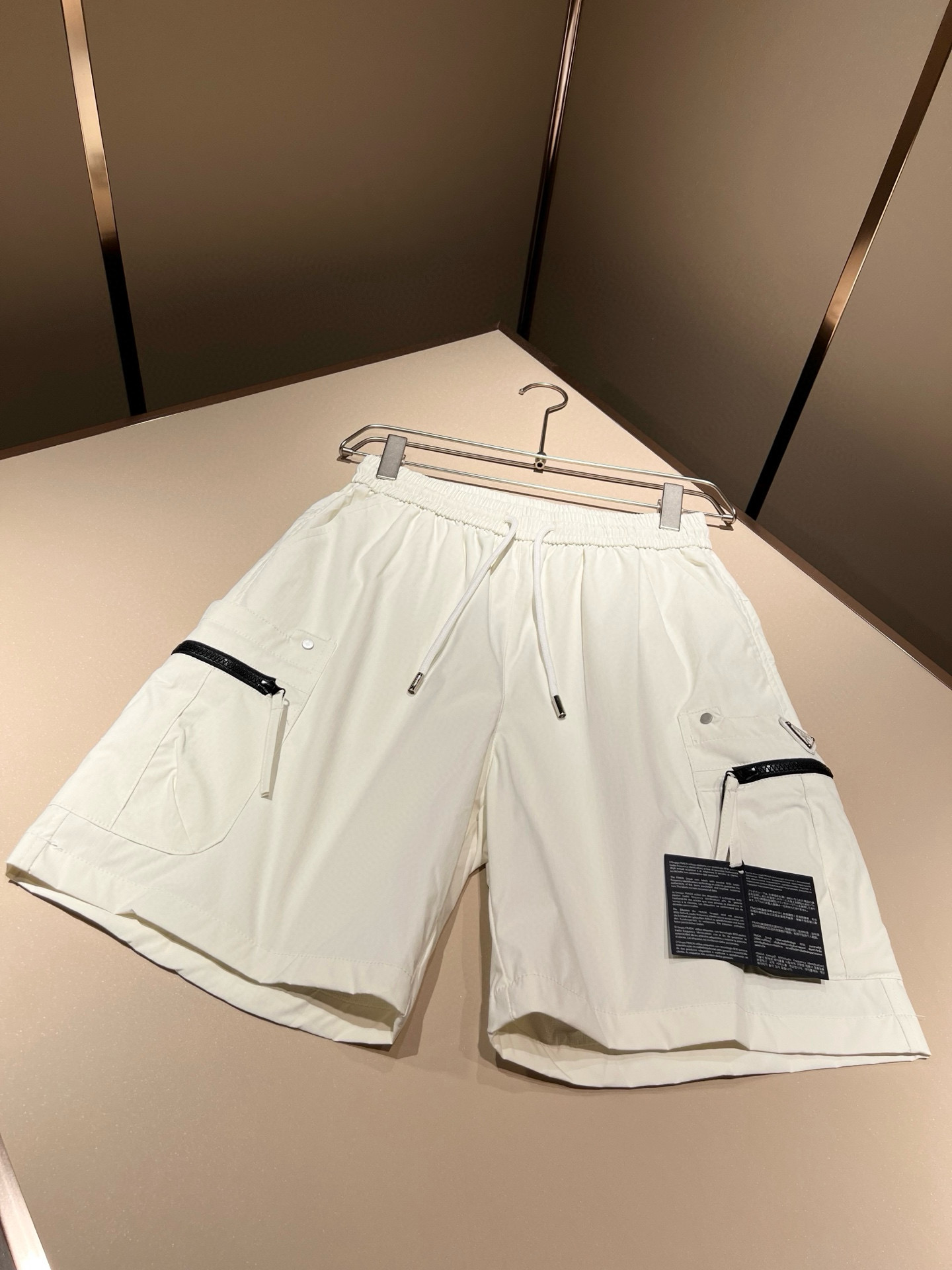    PRA*DA普*达 2025春夏新款男士休闲短裤，高端品质之选……一款休闲裤兼备的百搭裤装，也是男