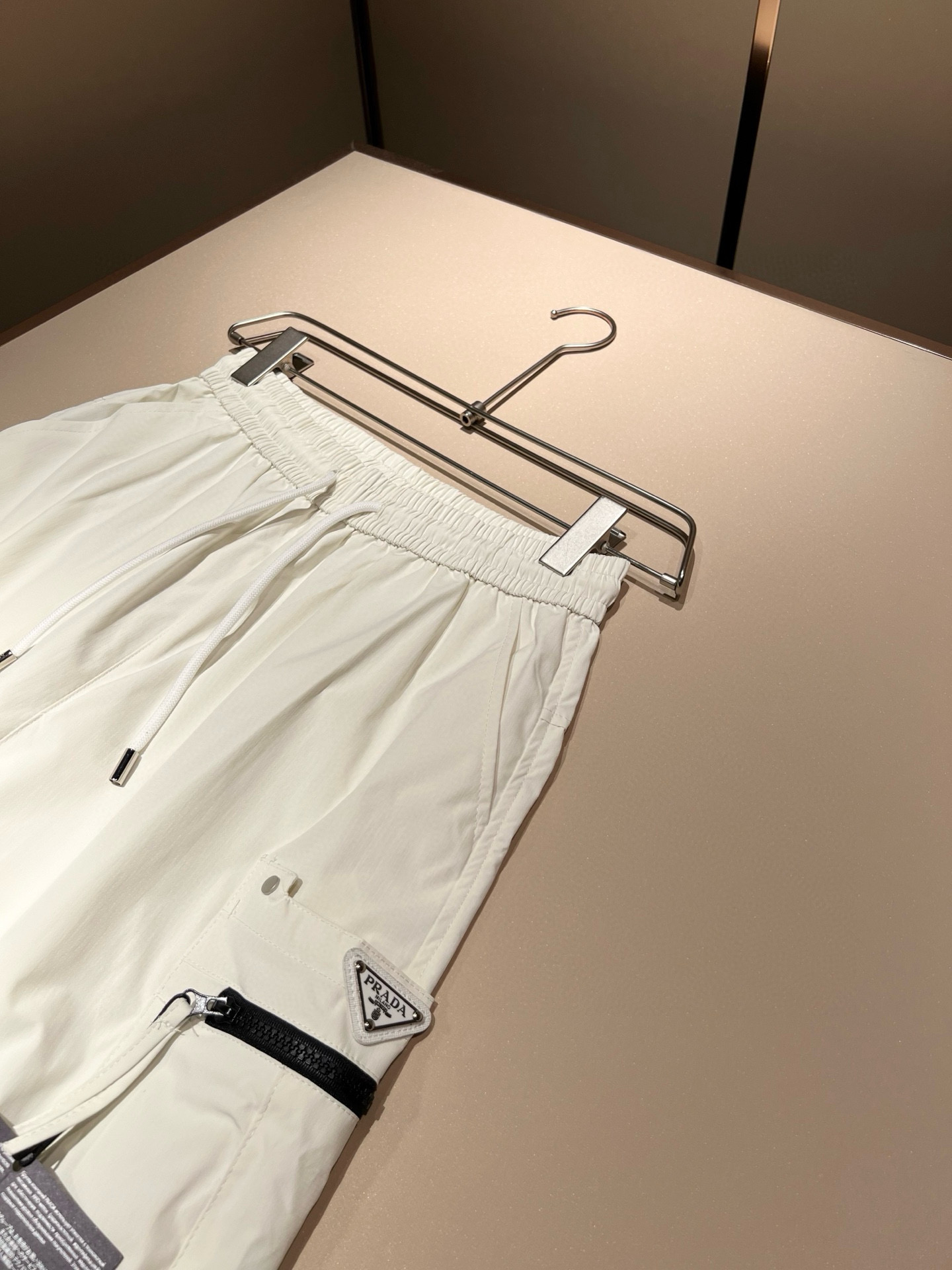    PRA*DA普*达 2025春夏新款男士休闲短裤，高端品质之选……一款休闲裤兼备的百搭裤装，也是男