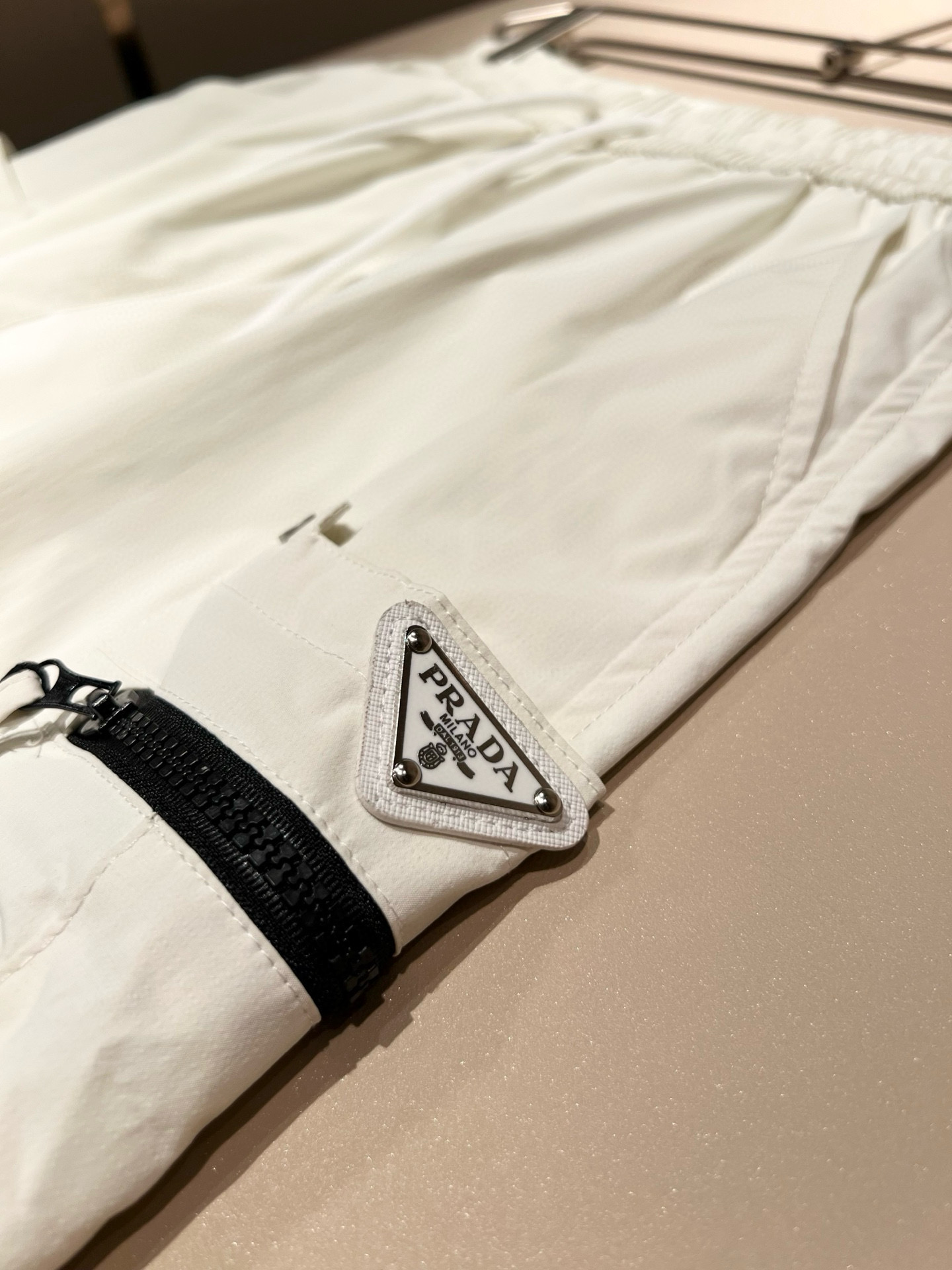    PRA*DA普*达 2025春夏新款男士休闲短裤，高端品质之选……一款休闲裤兼备的百搭裤装，也是男