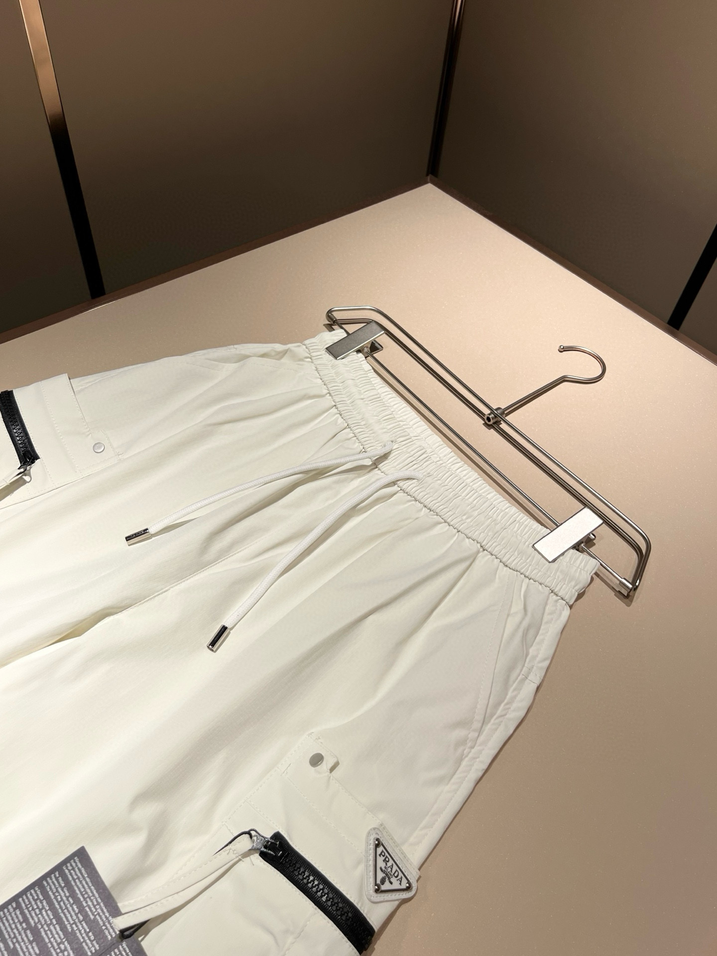    PRA*DA普*达 2025春夏新款男士休闲短裤，高端品质之选……一款休闲裤兼备的百搭裤装，也是男