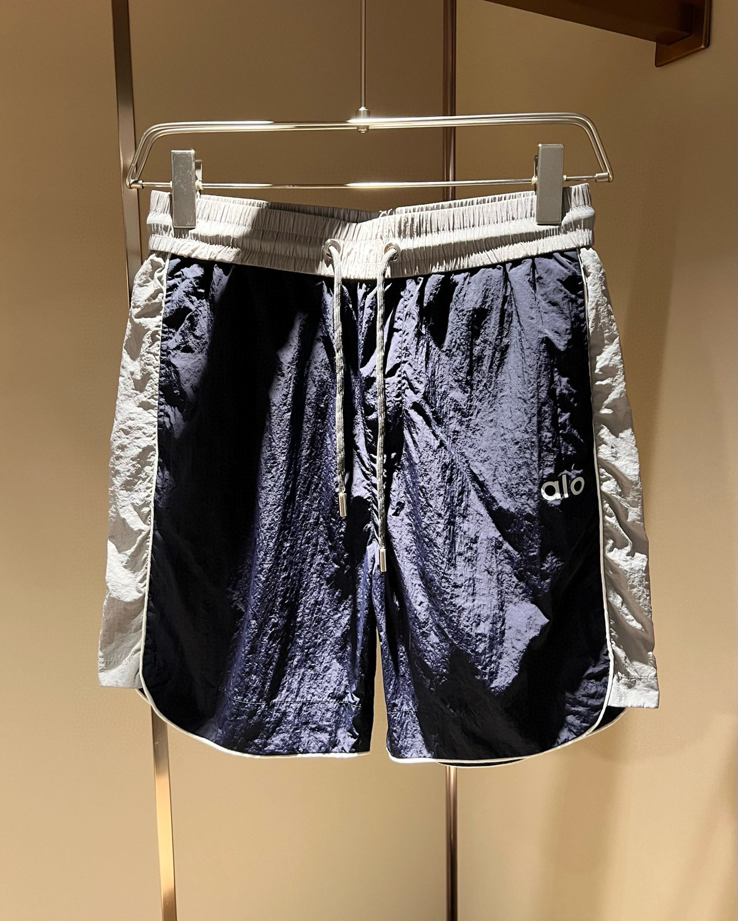 NO:512696,Alo 2025 spring and summer new men's casual shorts, a high-end quality choice... A versatile trousers that combine casual pants are also an indispensable matching tool in men's wardrobe. It is a classic style with practical wear!  The design style of the whole casual pants is simple and fashionable, which is very consistent with the low-luxury style setting, has excellent skin-friendly value, is easy to wear, and is full of detail!  Classic logo logo print pattern design!  This trousers are made of high-quality polyester fiber fabric. The fabric is comfortable, soft and delicate, and has a good vertical feeling. It looks very textured and has a high-end charm. The first-class and exquisite style cutting, the line is delicate, smooth and neat, and the casual and casual pants look good no matter how you match it. If you like it, buy it now. Good products are not waiting for anyone!  Size M-3XL, shorts, alexander wang19860909Alo 2025春夏新款男士休闲短裤,高端品质之选……一款休闲裤兼备的百搭裤装,也是男士衣橱里不可缺少的搭配神器,属于实穿型的经典款式！整条休闲裤的设计风格简洁时尚,非常符合低奢的风格设定,亲肤值优越,穿着方便,细节感十足！经典标识logo印花图案设计！此款裤装采用优质聚酯纤维面料打造而成,面料舒服,手感柔软细腻,有着很好的垂直感,看上去非常有质感,细品高级韵味十足.一流精湛的版型裁剪,走线细致平顺工整,休闲随意怎么搭配都好看的裤装,喜欢的赶紧入手吧,好货可不等人！尺码M-3XL,,shorts,alexander wang,Men's clothing