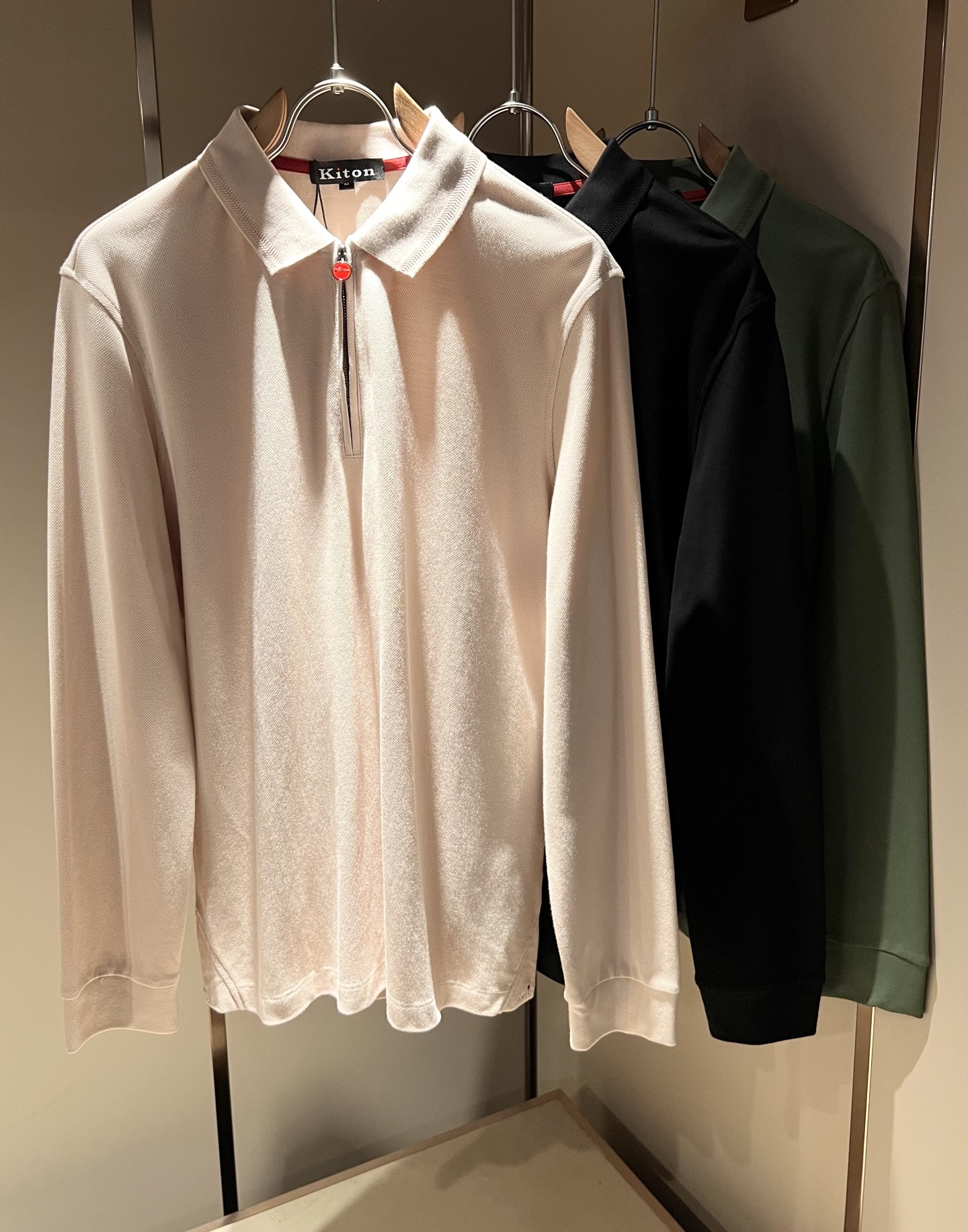 NO:512702,Kiton's new autumn and winter Polo shirt is made of imported exclusive bead floor cotton fabric!  !  Representing the brand image. Simple and comfortable styles, uniform and full lines, exquisite and delicate, high-end and luxurious on the upper body. Simple styles are more diverse in style. Stylish cut styles, simple plain small pointed neck men's short-sleeved polo, Polo shirt that every man should buy. Size M-3XL, T-shirt, alexander wang19860909Kiton 2025秋冬新款Polo衫,采用进口专属珠地棉面料！！代表品牌形象 简洁舒适的款式,线条感粗细均匀饱满,精致细腻,上身高端又奢华.简约的款式穿搭起来更加的多样化.剪裁时尚版型,简约式素色小尖领男士短袖polo、每一个男士都应该入手的Polo衫.尺码M-3XL,,T-shirt,alexander wang,Men's clothing