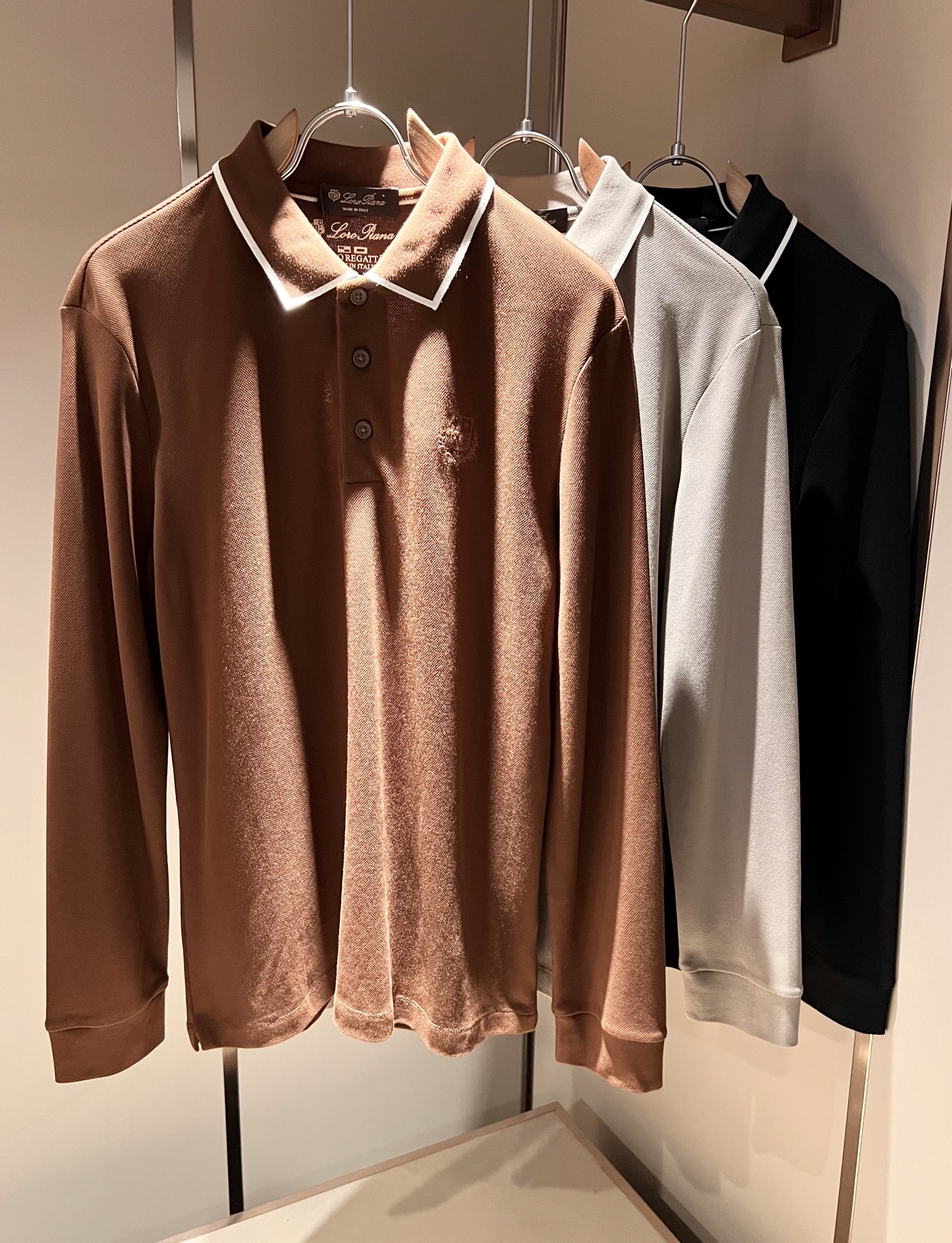 NO:512700,Loro Piana Nouyou Pianya 2025 autumn and winter men's lapel long-sleeved Polo shirt, the latest trade order, full quality!  !  Internet celebrity style!  The upper body is comfortable and breathable, not stiff, and the overall body has a rich three-dimensional feeling, quality export orders, and chest embroidery logo pattern design!  Customized exclusive bead floor cotton fabric tailoring to meet the simple needs of commuters for dressing. The upper body is very effective, it looks slim and does not picky about the body. The fabric workmanship is impeccable. Only good craftsmanship and good fabrics can make you feel good. It is a must-have item for everyone!  Size M-3xL, loro piana, alexander wang19860909Loro Piana诺悠翩雅 2025秋冬男士翻领长袖Polo衫,最新的贸易订单,全品相！！网红款！上身舒适透气,不僵硬,整体有着丰富的立体感,品质出口订单,胸前刺绣logo图案设计！定制专属珠地棉面料剪裁,满足通勤人们对于着装的简约需求,上身效果很好,显瘦,不挑剔身材.面料做工....无可挑剔,好工艺好面料才能穿出好品味一款,人手必备单品！尺码M-3xL,,loro piana,alexander wang,Men's clothing