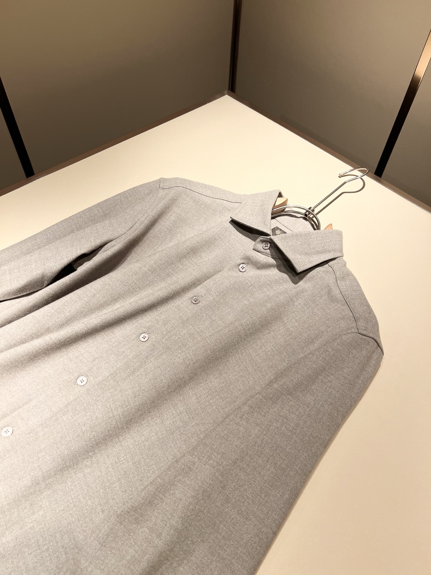   Loro Piana诺悠翩雅 2025秋冬男士衬衣，最新的贸易订单全品相！！网红款！上身舒适透气，不