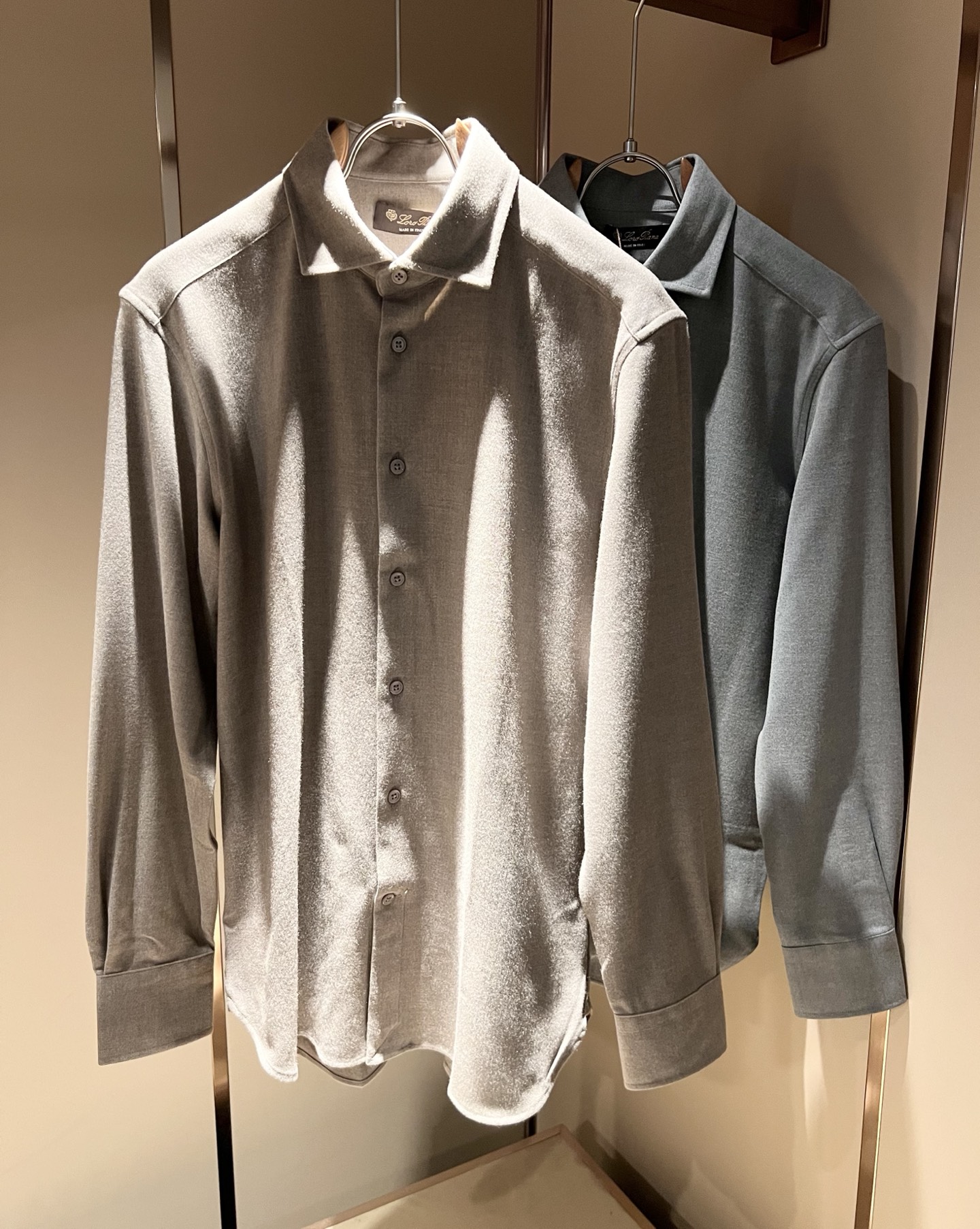 NO:513328,Loro Piana Nouyou Pianya 2025 autumn and winter men's shirt, the latest trade orders and all the quality!  !  Internet celebrity style!  The upper body is comfortable and breathable, not stiff, and the overall three-dimensional feeling is rich, with quality export orders, customized exclusive wool-blend fabric tailoring to meet the simple needs of commuters for dressing. The upper body is very effective, it looks slim and not picky about the figure. The fabric workmanship... Improper, good craftsmanship can make you look good and tasteful, a must-have item for everyone!  Size M-4XL, loro piana, alexander wang19860909Loro Piana诺悠翩雅 2025秋冬男士衬衣,最新的贸易订单全品相！！网红款！上身舒适透气,不僵硬,整体有着丰富的立体感,品质出口订单,定制专属羊毛混纺面料剪裁,满足通勤人们对于着装的简约需求,上身效果很好,显瘦,不挑剔身材.面料做工....无可挑剔,好工艺好面料才能穿出好品味一款,人手必备单品！尺码M-4XL,,loro piana,alexander wang,Men's clothing