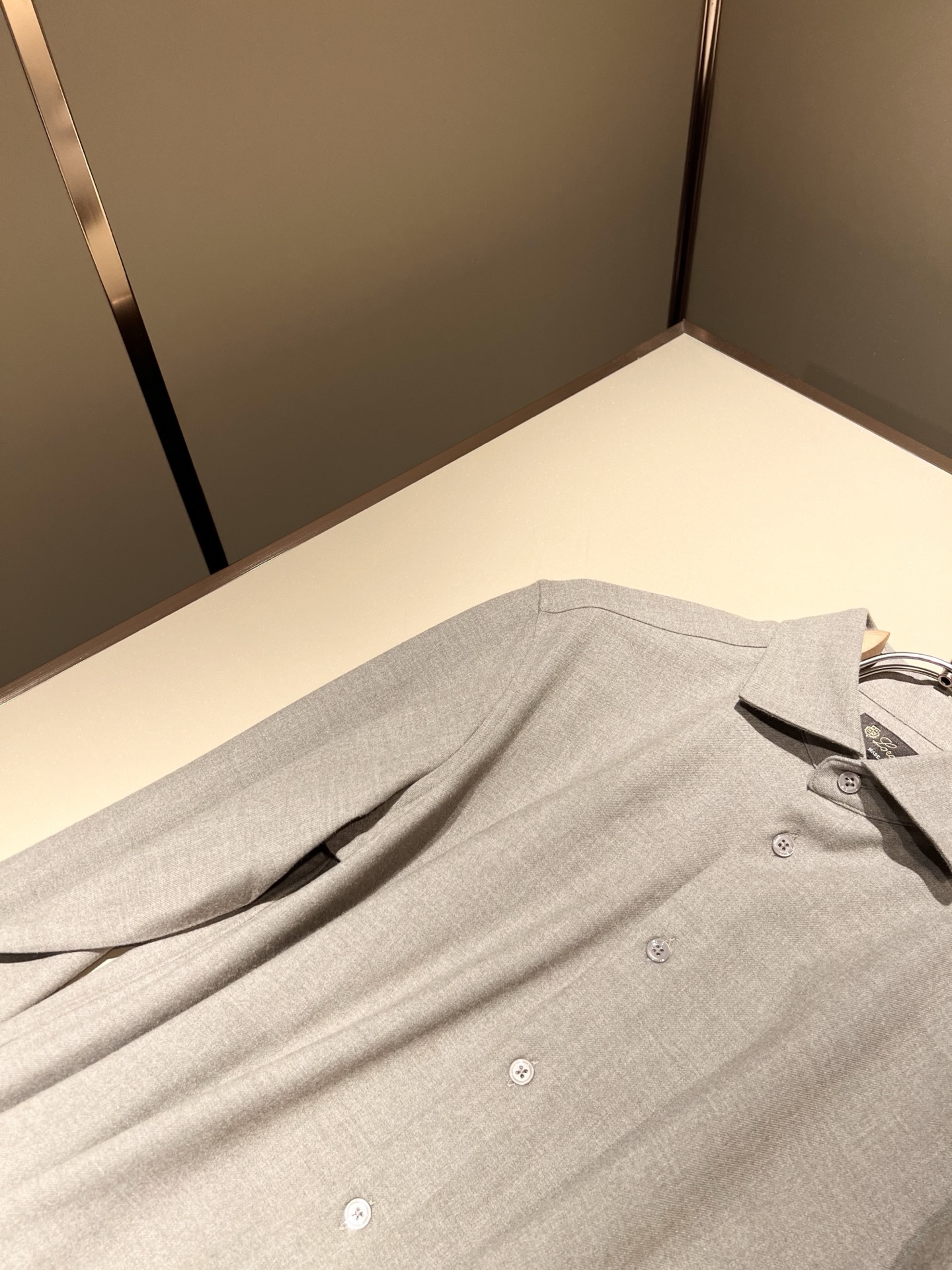   Loro Piana诺悠翩雅 2025秋冬男士衬衣，最新的贸易订单全品相！！网红款！上身舒适透气，不