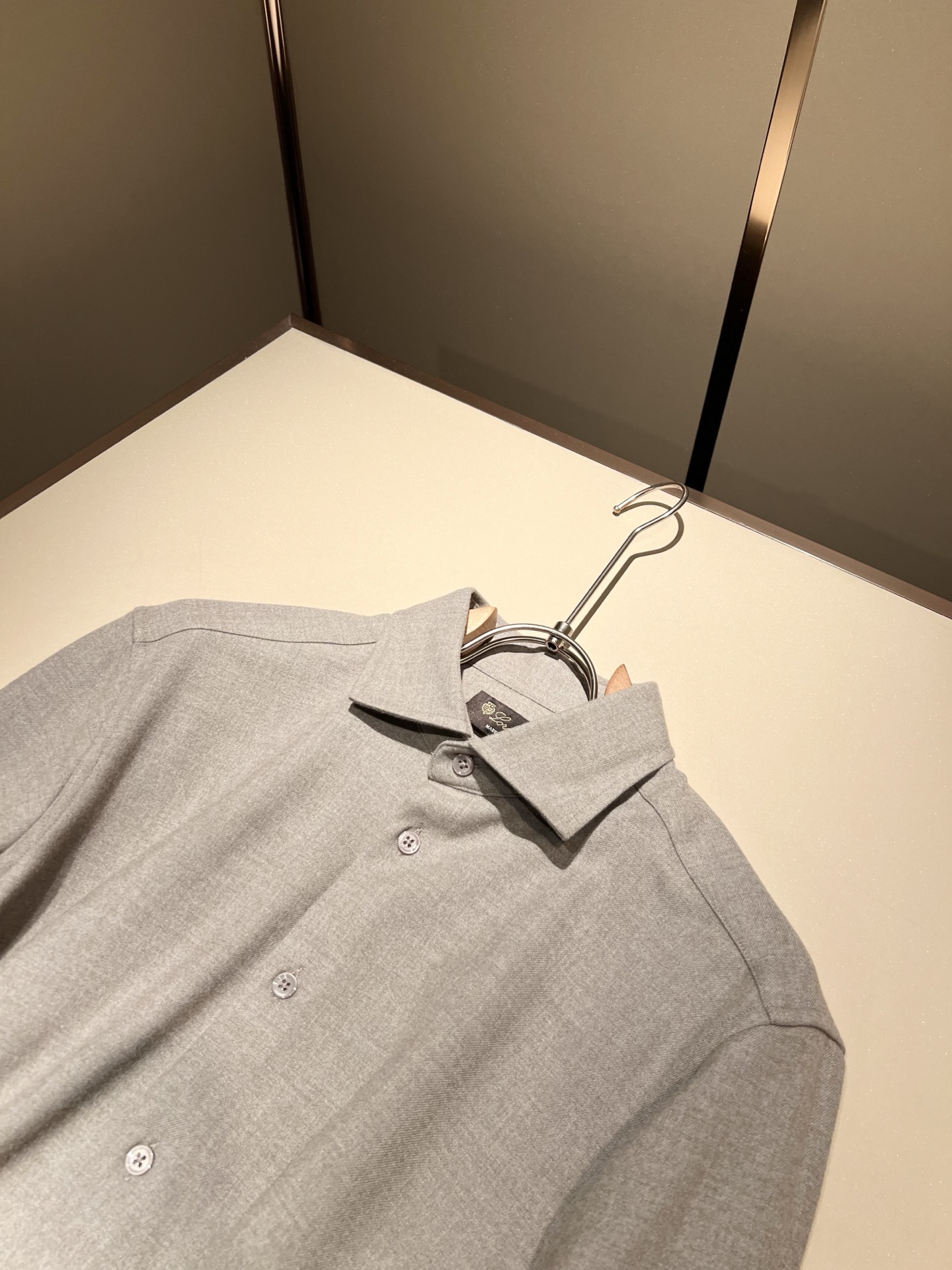   Loro Piana诺悠翩雅 2025秋冬男士衬衣，最新的贸易订单全品相！！网红款！上身舒适透气，不