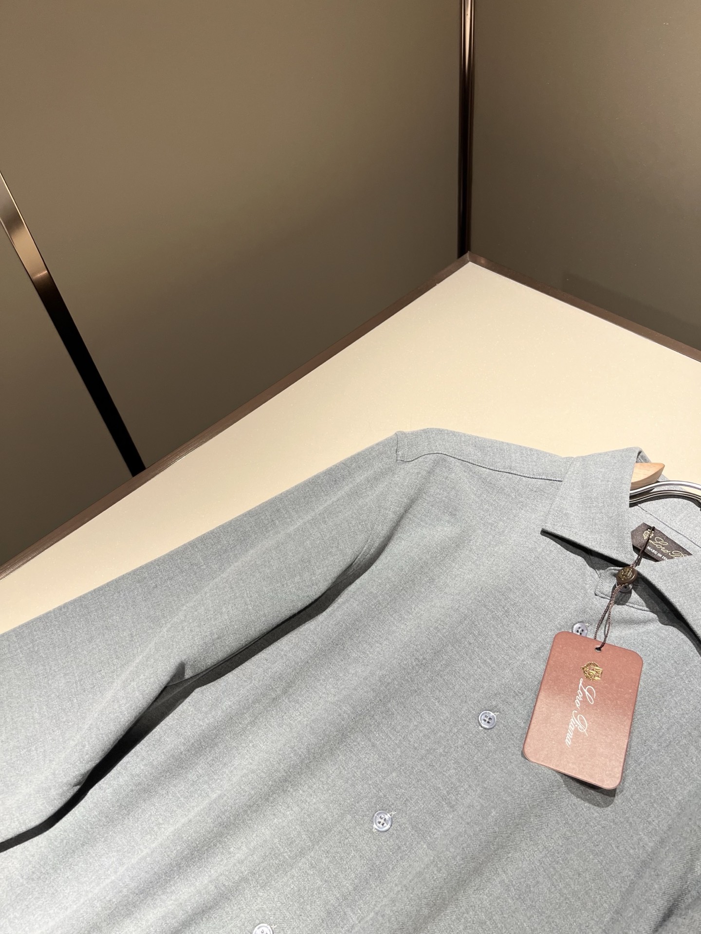   Loro Piana诺悠翩雅 2025秋冬男士衬衣，最新的贸易订单全品相！！网红款！上身舒适透气，不