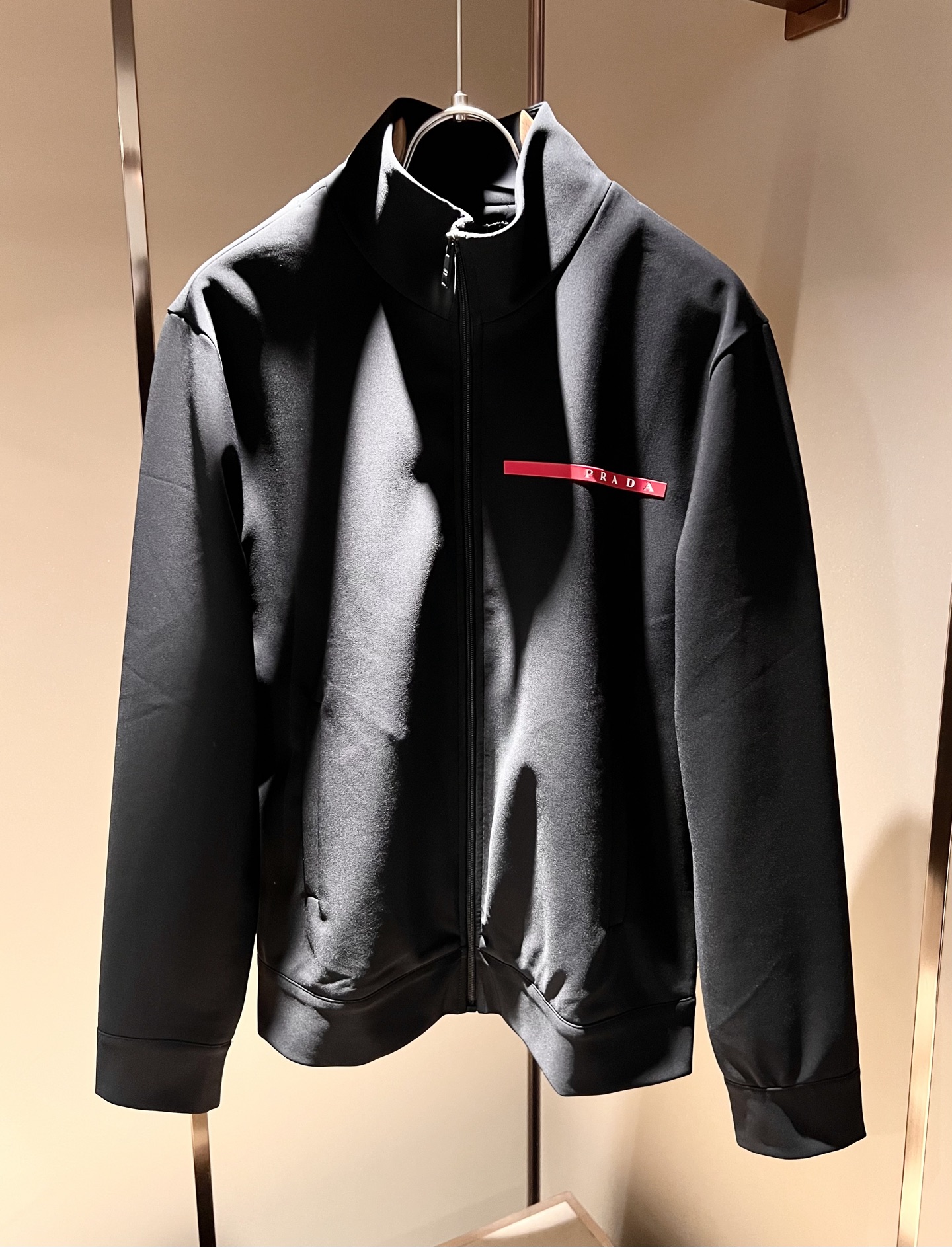 NO:512705,PPRAD*A Pu*da 2025 autumn and winter new casual set, the latest model is exclusively available on the entire network!  !  ~ It is classic and fashionable and versatile, who doesn’t like it? It will show the classic again. It is very pleasing to the eye and comes with a low luxury halo and recognition!  Pr*da's traditional brand concept and modern advanced technology are perfectly combined. Coupled with the extremely modern and modern minimalist design, the exclusive logo badge design of P's exclusive logo!  Customized 100% imported pure cotton fabric!  The texture of this model is quite touching, the specifications and grades are known with tentacles. The degree of delicateness and breathability are top-notch!  Size M-3XL, prada, alexander wang19860909PPRAD*A普*达 2025秋冬新款休闲套装,最新款全网独家首上！！~既经典有时尚百搭,谁不爱啊,将经典再次展现,非常的耐看,自带低奢光环与辨识度！Pr*da传统的品牌理念和现代化的先进技术进行了完美结合.加上极其现代摩登风范的简约设计,p家专属logo徽章设计！定制百分百进口纯棉的面料！此款的质感相当感人 触手便知规格档次 细腻程度与透气效果堪称顶级！尺码M-3XL,,prada,alexander wang,Men's clothing