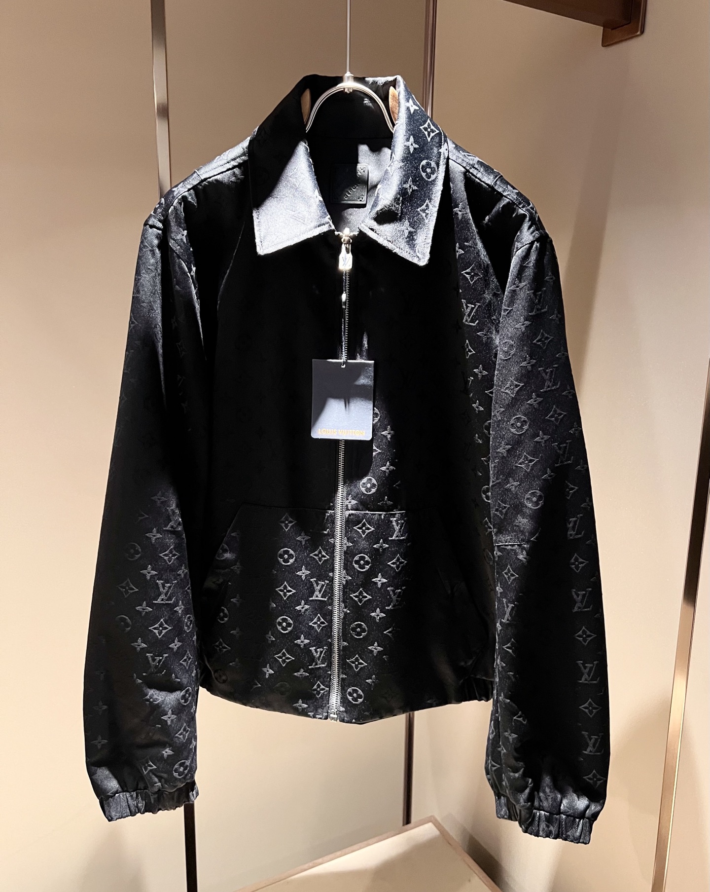 NO:512709,Louis Vuitt*LouisDen Double-sided Jacket!  The latest new jacket jacket for 2025 autumn and winter products, three-dimensional presbyterian pattern jacket!  Trading company channels are even very scarce and difficult to encounter, a high-end luxury product that is hard to find!  This jacket is made of customized high-density nylon material, and the fabric is excellent in color and performance!  While modifying the neck lines, it brings a sense of ability and simplicity!  The loose style covers the flesh and makes you look slim, and it changes the brand's traditional business sense and adds a trendy atmosphere. V's masterpieces in autumn and winter, hurry up and buy them!  Size M-3XL, louis vuitton,louis vuitton,jackets & coats,jackets & coats,alexander wang19860909LouisVuitt*路易*登 双面夹克！2025秋冬新品最新款夹克外套,立体老花图案装夹克外套！贸易公司渠道,甚至到非常稀缺很难遇到,一件难求的高奢臻品！本款夹克选用客供定制高密度尼龙材质打造,面料无论是配色或是性能都相当出色！修饰颈部线条的同时有带来了一件干练和率性感！宽松的版型,上身遮肉显瘦,且一改品牌传统的商务感,增添了一份潮流气息,V家秋冬季的杰作,抓紧抢购哦！尺码M-3XL,,louis vuitton,louis vuitton,jackets & coats,jackets & coats,alexander wang,Men's clothing