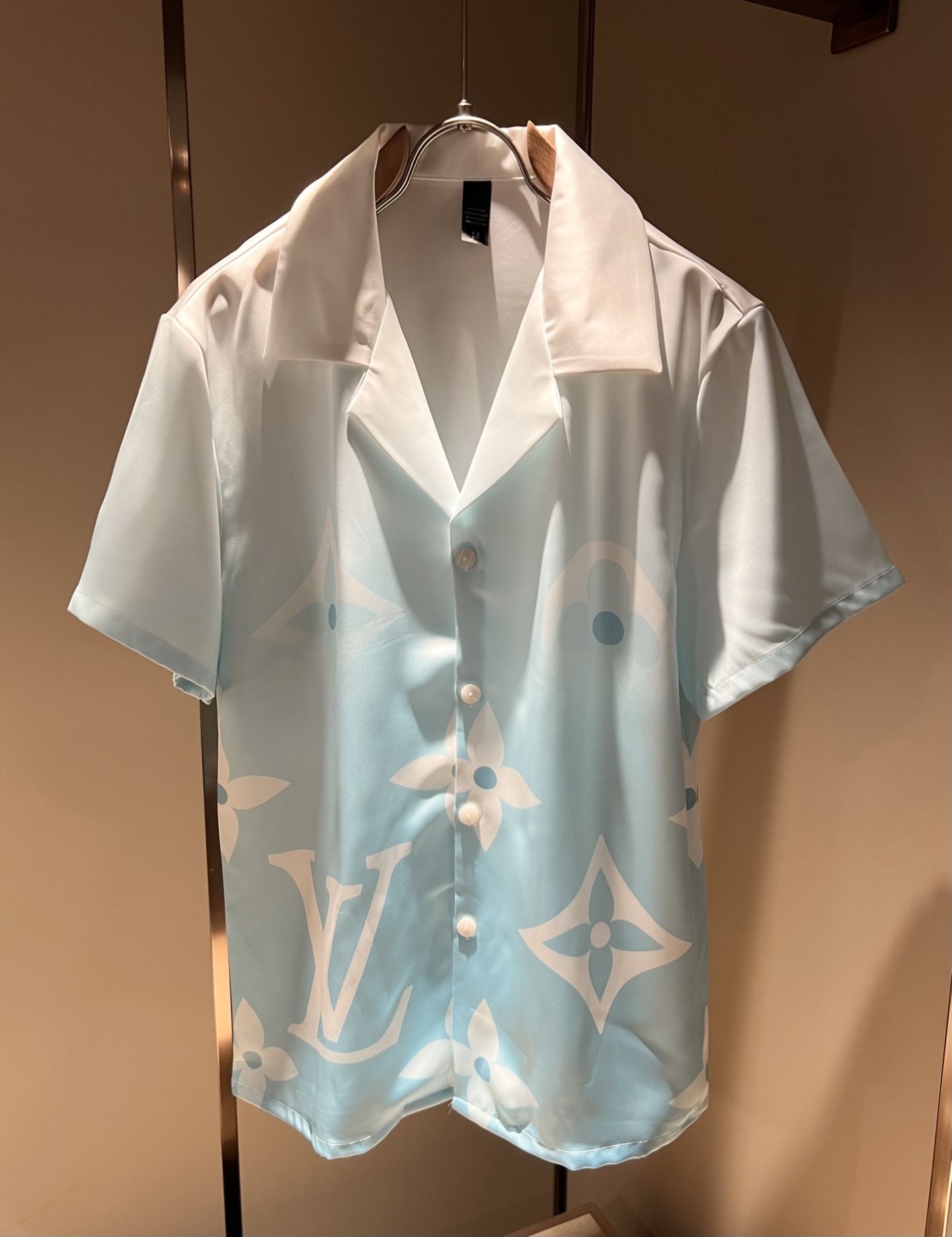 NO:512698,Louis Vuit*on Louis Family New Monogram Series 2025 Spring and Summer!  Light luxury casual suit, pajamas set for the same style for men and women!  The new high-end Louis family has always been so flawless, and creative designs are emerging one after another. If you don’t buy a few Louis items this spring and summer, you can’t be considered a fashion expert. Monogram logo design for clothes!  Custom silk fabric!  The iconic elements of Louis are really something that everyone loves. They are super soft and resilient, from world-class trade-level OEM channels, with extremely rare quantity and no help after selling out. Monogram three-dimensional logo presents an extraordinary texture, clean and neat. This is the Louis family's unique skill and the latest craftsmanship this quarter. The degree of meticulousness has reached the top, and the loose cut style design is unique. It is a fusion of luxury and fashion!  Size M-3XL, louis vuitton,louis vuitton,alexander wang19860909Louis Vuit*on 路易家族 2025春夏新款Monogram系列！轻奢休闲套装,男女同款睡衣套装！路易家族的新高端,细节品质永远的那么完美无瑕,创意设计层出不穷.今年春夏季节没有入手几件路易你算不上时尚达人.衣身Monogram 标识logo图案设计！定制丝绸面料！诠释路易的标志性元素,实属人见人爱的东西.超级柔软且具有韧性,来自世界级贸易级别的代工厂渠道,数量极其稀少售完无补.Monogram立体Logo呈现不一般的质感,干净俐落.这是路易家族的看家绝活也是本季度的最新工艺.细致化程度已经达到顶端了,宽松剪裁的版型设计堪称一绝.属于奢华与时尚的融合！尺码M-3XL,,louis vuitton,louis vuitton,alexander wang,Men's clothing