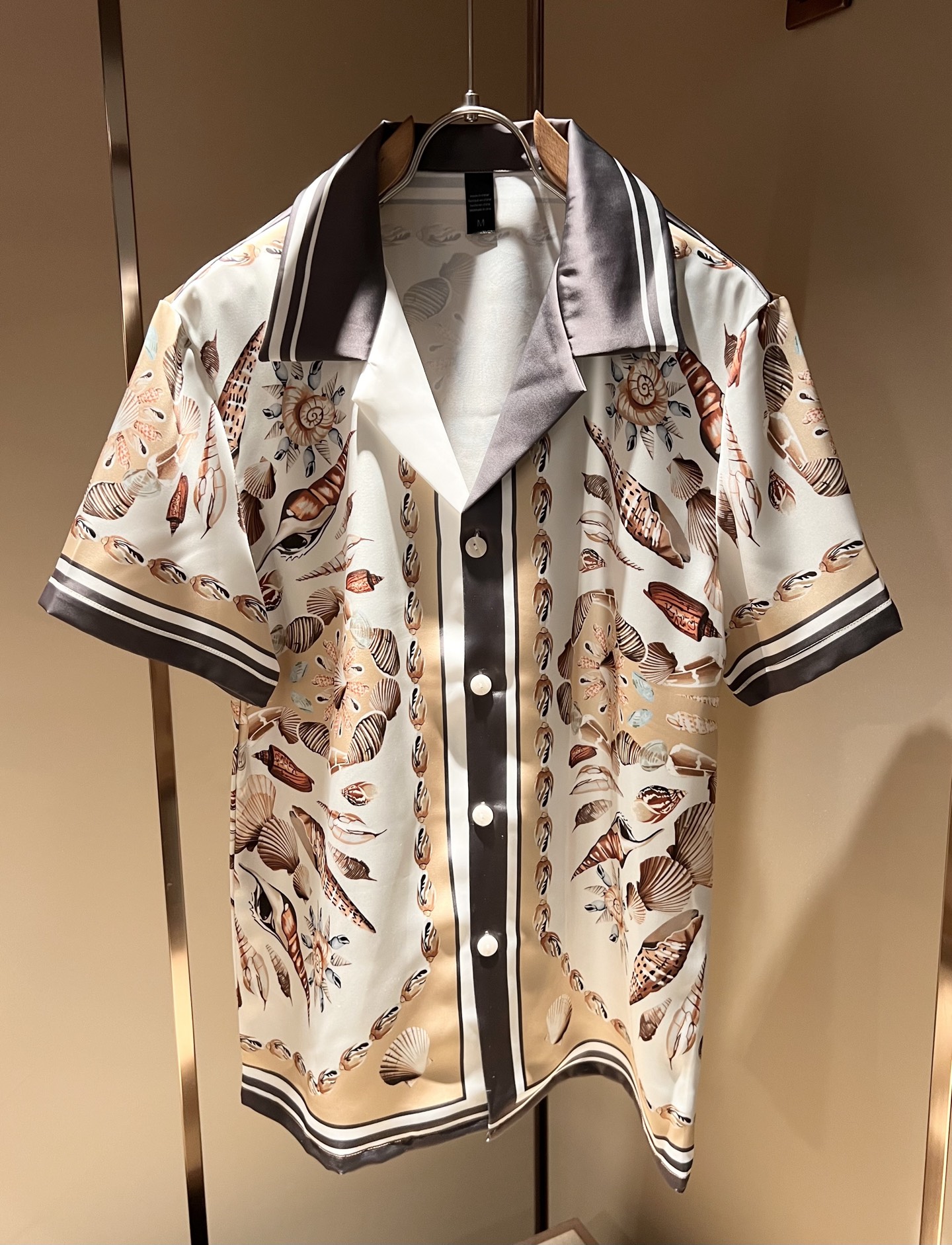 NO:517806,Louis Vuit*on 2025 spring and summer new light luxury casual set, men and women's same pajamas set!  The new high-end Louis family has always been so flawless, and creative designs are emerging one after another. If you don’t buy a few Louis items this spring and summer, you are not considered a fashion expert. The logo design of the clothes logo!  Custom silk fabric!  The iconic elements of Louis are really something that everyone loves. They are super soft and resilient, from world-class trade-level OEM channels, with extremely rare quantity and no help after selling out. Monogram three-dimensional logo presents an extraordinary texture, clean and neat. This is the Louis family's unique skill and the latest craftsmanship this quarter. The degree of meticulousness has reached the top, and the loose cut style design is unique. It is a fusion of luxury and fashion!  Size M-3XL, louis vuitton,louis vuitton,alexander wang19860909Louis Vuit*on 路易家族 2025春夏新款轻奢休闲套装,男女同款睡衣套装！路易家族的新高端,细节品质永远的那么完美无瑕,创意设计层出不穷.今年春夏季节没有入手几件路易你算不上时尚达人.衣身标识logo图案设计！定制丝绸面料！诠释路易的标志性元素,实属人见人爱的东西.超级柔软且具有韧性,来自世界级贸易级别的代工厂渠道,数量极其稀少售完无补.Monogram立体Logo呈现不一般的质感,干净俐落.这是路易家族的看家绝活也是本季度的最新工艺.细致化程度已经达到顶端了,宽松剪裁的版型设计堪称一绝.属于奢华与时尚的融合！尺码M-3XL,,louis vuitton,louis vuitton,alexander wang,Men's clothing