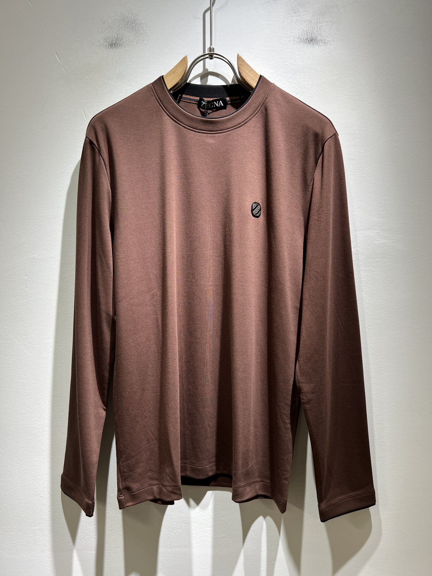 NO:512706,Ermenegildo Zeg*aJia 2025 autumn and winter new products for men's long-sleeved casual base shirt, foreign trade company order!  It is one of the classic exclusive fabrics of Zenia!  Customized original cotton fabric!  Chest glue-press logo design!  The texture is warm, the touch is soft and delicate, but the shape is straight and stylish!  Details, extreme luxury... Perfect interpretation of high-quality quality. Size M-3XL, zegna, alexander wang19860909Ermenegildo Zeg*a杰*亚 2025秋冬新品男士长袖休闲打底衫,外贸公司订单！是杰尼亚经典的专有织物之一！ 定制原版纯棉面料！胸前压胶logo设计！质地保暖,触感又柔软细腻、但型态又笔挺有型！ 细节、奢华极致… 完美演绎高品质品相.尺码M-3XL,,zegna,alexander wang,Men's clothing