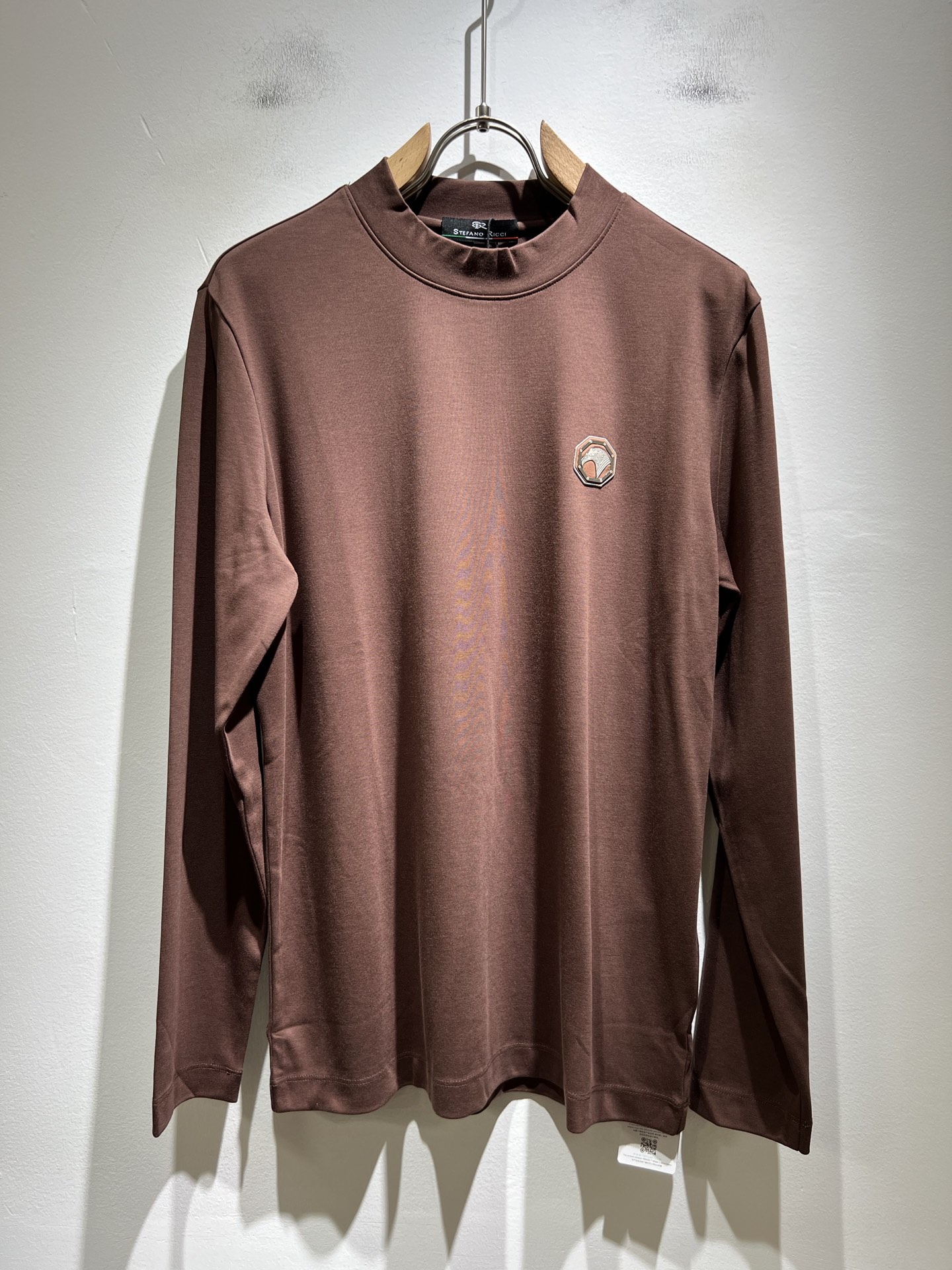 NO:512713,STEFANO RIC*I/Stephen Nicht 2025 autumn and winter men's original single base shirt, heavy recommendation!  Quality 'Niu Beer' The fabrics and craftsmanship used in this TEE are top-notch, with a logo pattern on the chest!  The three-dimensional feeling is extremely stunning and stunning. The pattern is presented by the iconic brand pattern. The logo on the chest is very distinctive and high-end and fashionable, which strongly demonstrates the brand identity!  Customers supply top-quality fabrics imported from Egypt, selected high-quality cotton raw materials in the Nile area, and were made by Italian century-old workshops. The patterns on them are printed with advanced environmental protection and rendered in place. In addition, they have a lot of cotton feel, both comfort and breathability, extremely delicate touch, and excellent skin-friendly!  The details are perfect, with all kinds of exquisite and exquisite, with a strong sense of styling, full of upper body styles, and belongs to the unique type on the market!  Size M-3XL, alexander wang19860909STEFANO RIC*I/史蒂芬.尼治 2025秋冬男士原单打底衫,重磅推荐！品质“牛啤” 此款TEE所运用的面料还是工艺都堪称顶尖,胸前logo图案压胶设计！立体感极强,视觉极其惊艳震撼,图案由标志性的品牌图案呈现,胸前logo压胶辨识度非常鲜明且高级时髦,有力彰显了品牌身份！客供埃及进口顶级面料,甄选尼罗河区域光照极好的上等棉花原料,经过意大利百年工坊定织定染而成,上面的图案运用先进的环保印制,渲染的相当到位,此外棉感十足,舒适性与透气性兼备,触感极为细腻,亲肤性绝佳！细节完美如斯,各种精湛考究 造型感极强,上身型款十足,属于市面独一无二的类型！尺码M-3XL,,alexander wang,Men's clothing