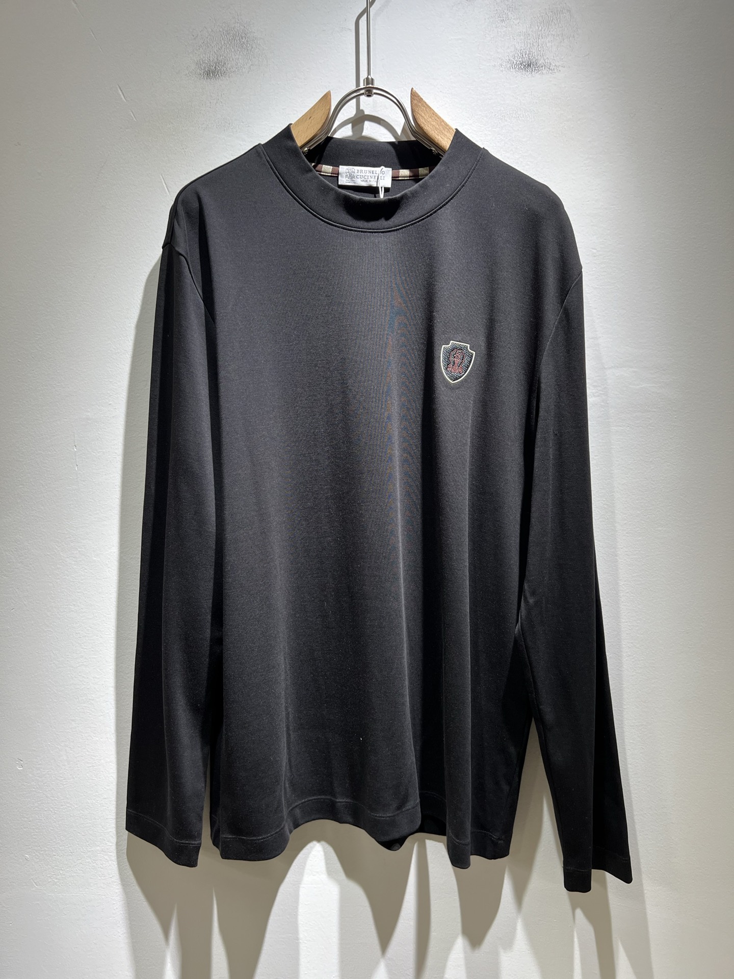 NO:512716,BC-Brunello Cucineli 2025 autumn new men's long-sleeved base, a fashionable and versatile item that many celebrities love to wear!  The LOGO glue on the chest is super good-looking. Friends who like classic and simple must not miss this one!  The calm and atmospheric brand style has always been favored by the upper class! It is also the best choice for fashionable items!  The upper body is so handsome, highly recommended!  !  !  In addition to its brand added value, the biggest attraction of this short sleeve is that this short sleeve has a high cost-effectiveness in terms of color and material!  Customized original exclusive fabric material design!  Environmentally friendly washing, customized fabrics, pre-shrinkage treatment to ensure a crisp style. The combed cotton fabric feels super soft and smooth and sweat-absorbing!  The wash water does not deform, the feel is comfortable and smooth, the upper body is soft and comfortable, the classic fashionable lapel design is simple and not complicated, and it is very pleasing to the eye!  Code number M-3XL, brunello cucinelli, T-shirt, alexander wang19860909BC-Brunello Cucineli 2025秋季新款男士长袖打底,众多明星都爱穿的时尚百搭单品！胸前LOGO压胶超级好看,喜欢经典简约的朋友,一定不能错过了这款！沉稳大气的品牌风格一直以来备受上层人士的青睐!也是时尚单品的不二之选！ 上身帅到爆了,强烈推荐！！！这件短袖最大的吸引力除了他本身的品牌附加值,更加肯定的是这款短袖无论在颜色搭配还是材质上都有很高的性价比！ 定制原版专属面料材质设计！环保水洗,定制面料,预缩处理,确保版型的挺括,精梳棉面料手感超柔顺滑又吸汗！洗水不变形,手感舒适顺滑,上身柔和舒适,经典的时尚翻领设计,精简不繁,很是耐看！码数M-3XL,,brunello cucinelli,T-shirt,alexander wang,Men's clothing
