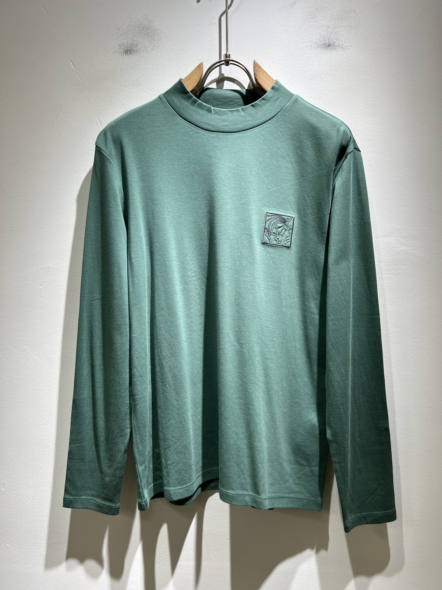 NO:512718,Her*mes 2025 autumn and winter new men's long-sleeved base T-shirt, a newly upgraded versatile basic style, low-key and luxurious, and a choice of character!  Select high-quality and selected pure cotton fabrics!  Created, enjoy a relaxed and comfortable wearing experience, with super vertical performance, and has a strong sense of art. The iconic logo embroidery craftsmanship is designed with meticulous craftsmanship and high recognition, showing the new brand micro-label culture!  Classic perfect design, precise and in place for cutting. Simple and atmospheric style, and can show fashionable charm in daily leisure life. Size M-3XL, tees, t-shirt, alexander wang19860909Her*mes爱*仕2025秋冬新款男士长袖打底T恤,全新升级百搭基础款,低调奢华,品格之选！甄选优质精选纯棉面料！打造而成,享受轻松自在的穿着体验,有着超强的垂直性能 艺术感极强标志性logo刺绣工艺设计,工艺细致,辨识度极高,展现全新品牌微标文化！经典完美版型设计,在裁剪上精准到位.简约大气风格,又能在日常休闲生活中展现时尚魅力.尺码M-3XL,,tees，t-shirt,alexander wang,Men's clothing