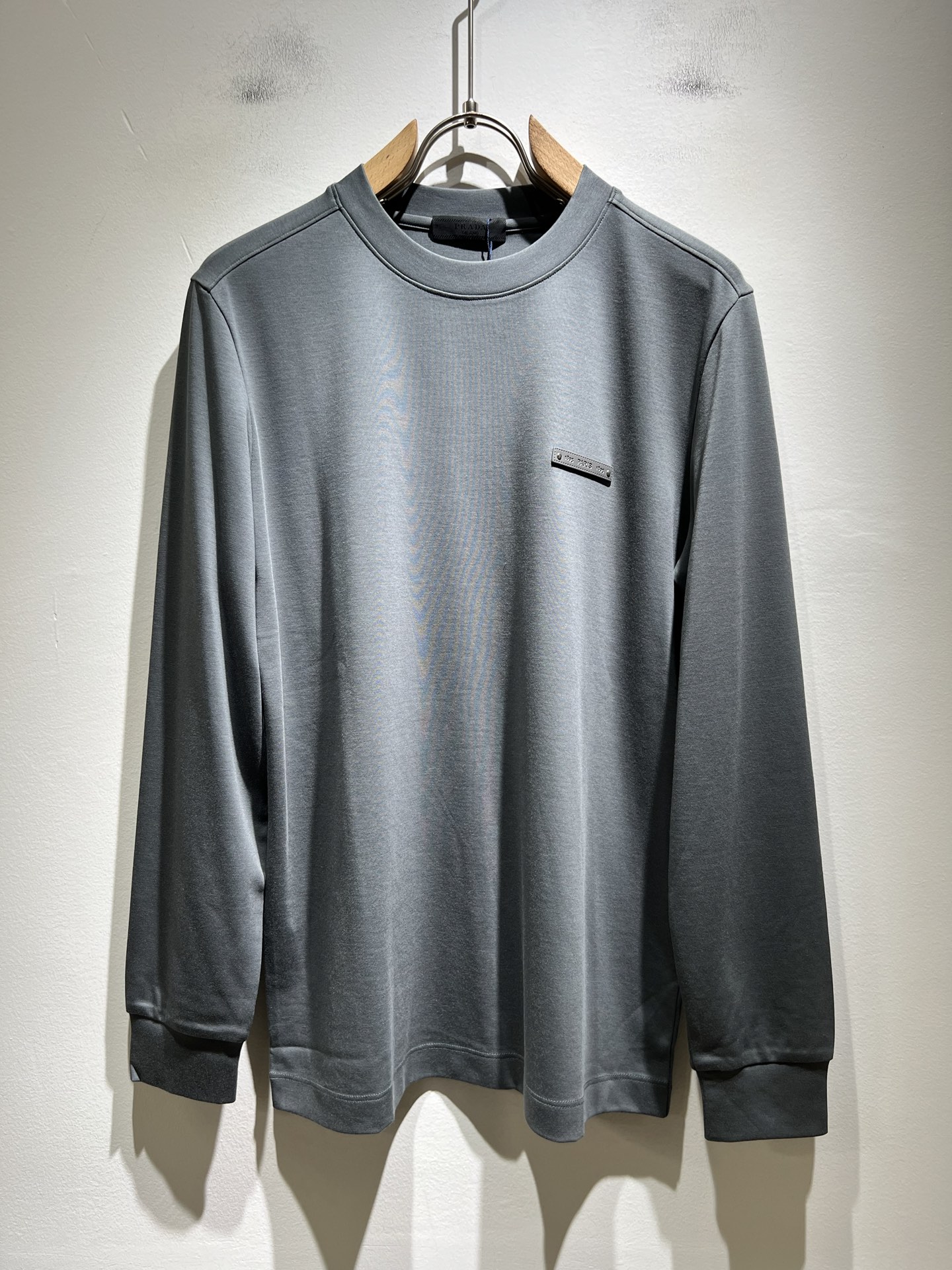 NO:512710,PRAD*A Pu*da 2025 autumn and winter new men's long-sleeved base shirt, the latest model is exclusively available on the entire network!  !  ~ It is classic and fashionable and versatile, who doesn’t like it? It will show the classic again. It is very pleasing to the eye and comes with a low luxury halo and recognition!  Pr*da's traditional brand concept and modern advanced technology are perfectly combined. Coupled with the extremely modern and modern minimalist design, P-family exclusive logo leather design!  Customized 100% imported lint cotton fabric!  The texture of this model is quite touching, the specifications and grades are known with tentacles. The degree of delicateness and breathability are top-notch!  Size M-3XL, prada, alexander wang19860909PRAD*A普*达2025秋冬新款男士长袖打底衫,最新款全网独家首上！！~既经典有时尚百搭,谁不爱啊,将经典再次展现,非常的耐看,自带低奢光环与辨识度！Pr*da传统的品牌理念和现代化的先进技术进行了完美结合.加上极其现代摩登风范的简约设计,p家专属logo皮革设计！定制百分百进口绒棉面料！此款的质感相当感人 触手便知规格档次 细腻程度与透气效果堪称顶级！尺码M-3XL,,prada,alexander wang,Men's clothing