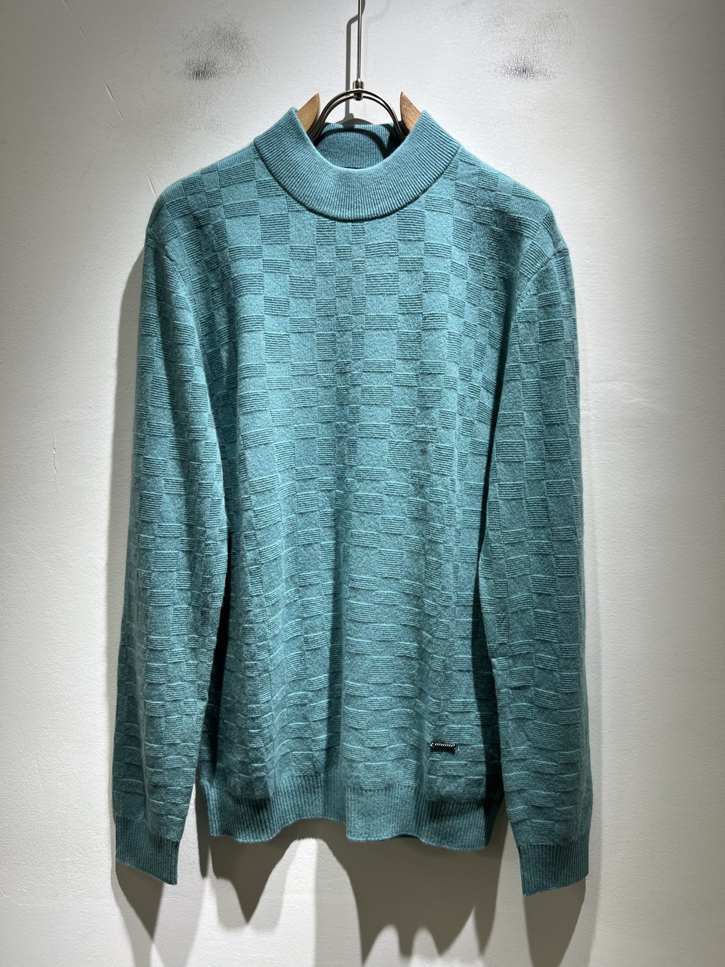 NO:512714,Louis Vuit*on 2025 Autumn and Winter Louis Family Light Luxury Monogram Checkerboard Crochet Knitted Wool Sweater!  Decoration for men and women!  The new high-end Louis family, the details and quality are always flawless, and creative designs are emerging one after another. If you don’t buy a few pieces this fall and winter, you can’t be considered a fashion expert. Monogram checkerboard crochet pattern design!  It is a thing that everyone loves. It is made of top-grade wool blend, super soft and tough, and has excellent breathability. It comes from world-class trade-level OEM channels, and is extremely rare in quantity and cannot be sold out. The 'Dou Brand' produces prestigious items every year, and the three-dimensional logo presents an extraordinary texture and is clean and neat. This is the special skill of the Louis family and the latest craftsmanship this quarter. The degree of meticulousness has reached the top, and the slim three-dimensional tailoring design is a unique one. It is a fusion of luxury and fashion!  Size M-3XL, louis vuitton,louis vuitton,louis vuitton,alexander wang19860909Louis Vuit*on 2025秋冬路易家族轻奢Monogram棋盘格钩织针织羊毛衫！男女同款装饰！路易家族的新高端,细节品质永远的那么完美无瑕,创意设计层出不穷.今年秋冬季节没有入手几件路易你算不上时尚达人.Monogram棋盘格钩织图案设计！实属人见人爱的东西.顶级羊毛混纺打造,超级柔软且具有韧性,透气感也是绝佳.来自世界级贸易级别的代工厂渠道,数量极其稀少售完无补.“驴牌”每年都会出的老花单品,立体Logo呈现不一般的质感,干净俐落.这是路易家族的看家绝活也是本季度的最新工艺.细致化程度已经达到顶端了,修身立体剪裁的版型设计堪称一绝.属于奢华与时尚的融合！尺码M-3XL,,louis vuitton,louis vuitton,louis vuitton,alexander wang,Men's clothing