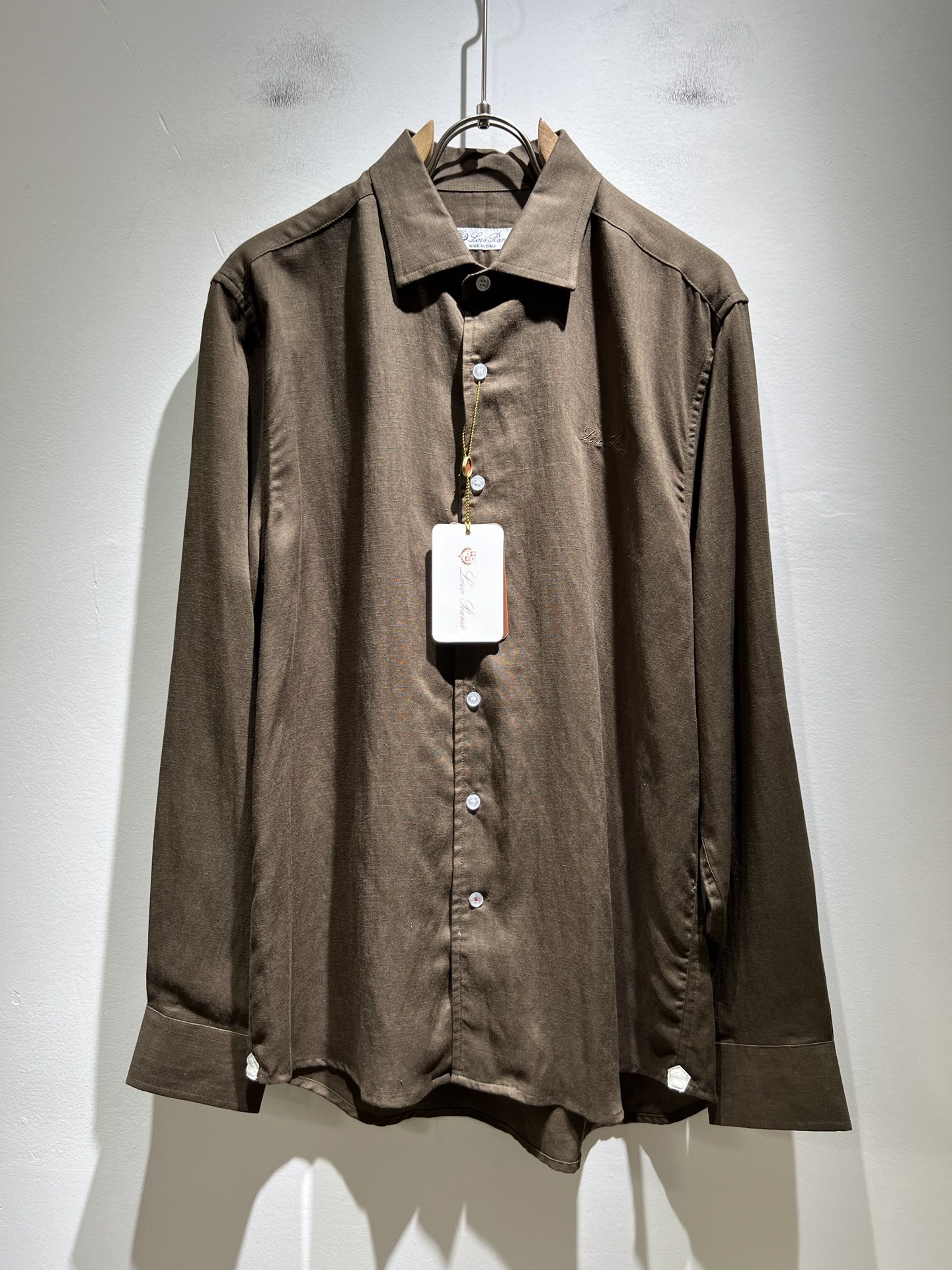 NO:512712,Loro Piana Nouyou Pianya 2025 autumn and winter men's shirt, the latest trade orders and all the quality!  !  Internet celebrity style!  The upper body is comfortable and breathable, not stiff, and the overall body has a rich three-dimensional feeling, quality export orders, and chest logo pattern embroidery design!  Customized exclusive cotton and linen fabric tailoring to meet the simple needs of commuters for dressing. The upper body works well, looks slim and is not picky about the figure. The fabric workmanship is impeccable. Only good craftsmanship can make you look good and tasteful. It is a must-have item for everyone!  Size M-3XL, loro piana, alexander wang19860909Loro Piana诺悠翩雅 2025秋冬男士衬衣,最新的贸易订单全品相！！网红款！上身舒适透气,不僵硬,整体有着丰富的立体感,品质出口订单,胸前logo图案刺绣设计！定制专属棉麻面料剪裁,满足通勤人们对于着装的简约需求,上身效果很好,显瘦,不挑剔身材.面料做工....无可挑剔,好工艺好面料才能穿出好品味一款,人手必备单品！尺码M-3XL,,loro piana,alexander wang,Men's clothing