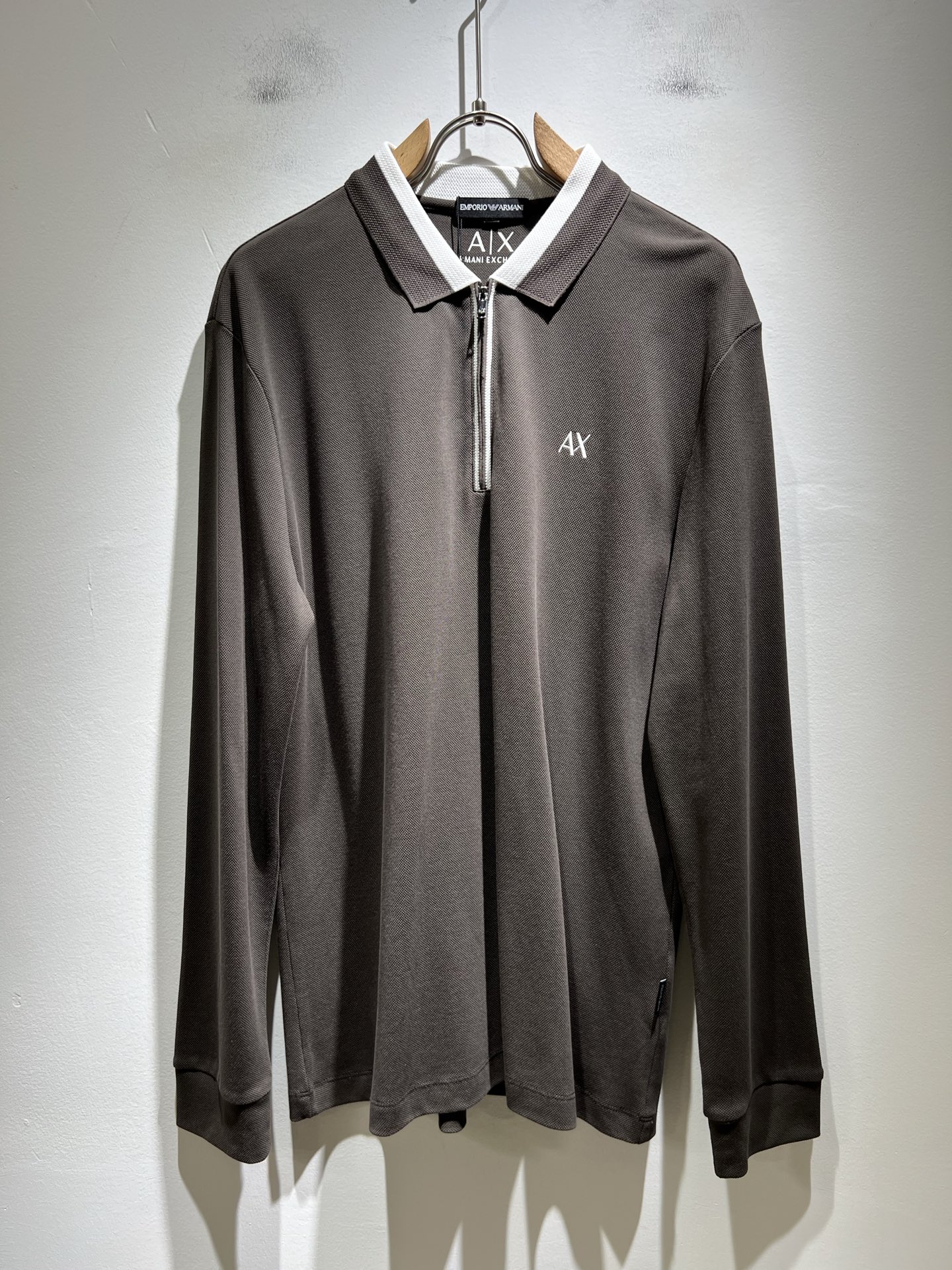 NO:512717,Arman A*ni's new autumn and winter 2025 new men's casual long-sleeved Polo shirt, original OEM order, logo embroidery design!  The simple design is exquisite and elegant, amazing!  Customized original exclusive bead floor cotton fabric, soft and delicate, and the upper body is super comfortable. It is still refreshing and comfortable to wear even in summer, and the ultimate enjoyment!  Inheriting the classic styles of the past, the upper body effect comes naturally, and simple outfits do not require too many accessories. It can easily create a fashionable feeling, and the return rate will also increase. Get it at a speed!  Size M-3XL, Armani,alexander wang19860909Arman阿*尼2025秋冬新款男士休闲长袖Polo衫,原单代工厂订单,标志logo刺绣设计！简洁的设计精致优雅,令人叹服！定制原版专属珠地棉面料,手感柔软细腻,上身超级舒适,即使夏天穿着依然清爽自在,极致的穿着享受！继承着以往的经典版型,上身效果自然而来的出彩,简单穿搭无需过多的饰物,轻松搭出时尚感,回头率也会随之提升.速度入手吧！尺码M-3XL,,armani,alexander wang,Men's clothing