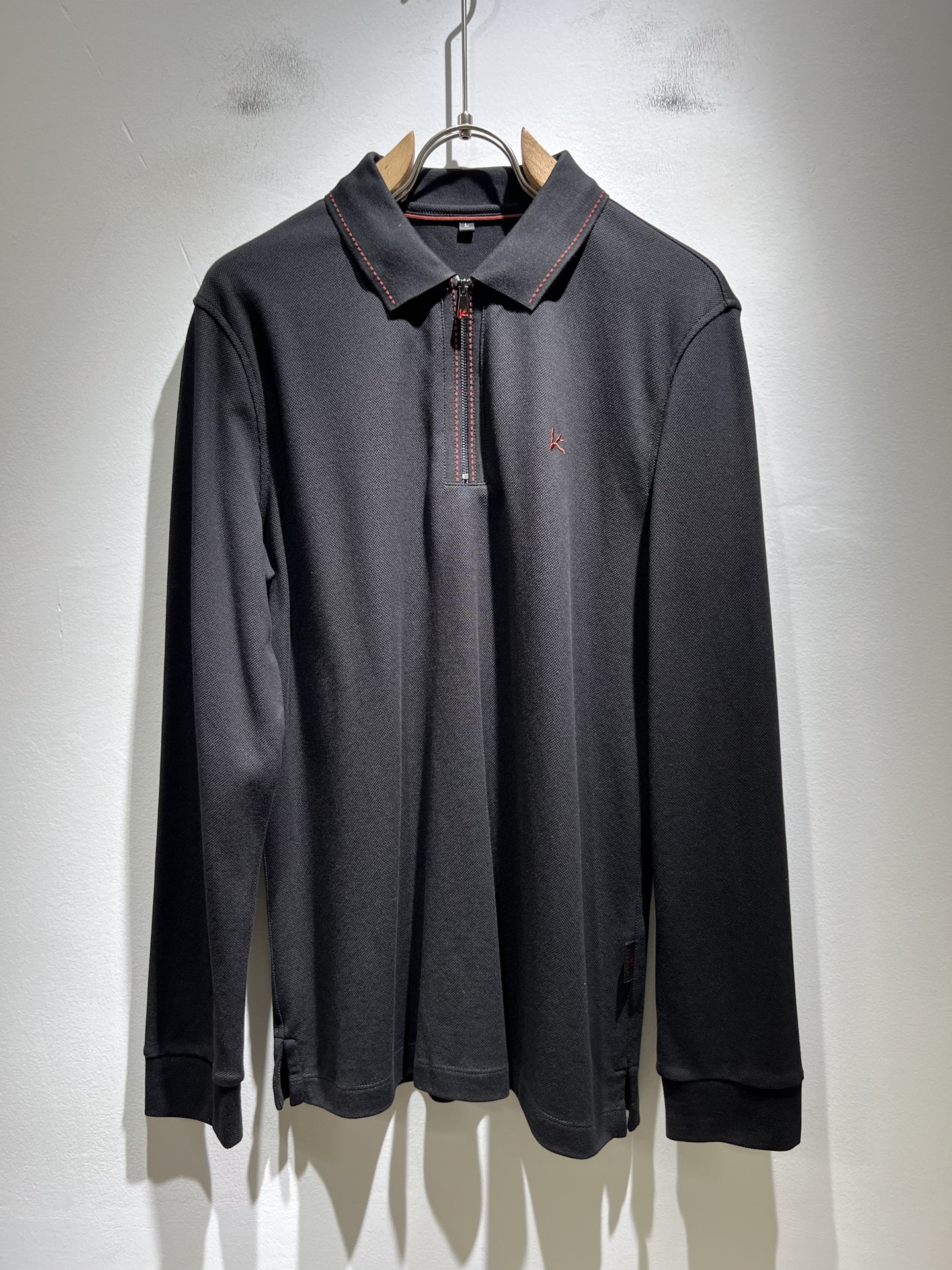 NO:512708,Kiton's new autumn and winter Polo shirt is made of imported exclusive bead floor cotton fabric!  !  Representing the brand image. Simple and comfortable styles, uniform and full lines, exquisite and delicate, high-end and luxurious on the upper body. Simple styles are more diverse in style. Stylish cut styles, simple plain small pointed neck men's short-sleeved polo, Polo shirt that every man should buy. Size M-3XL, T-shirt, alexander wang19860909Kiton 2025秋冬新款Polo衫,采用进口专属珠地棉面料！！代表品牌形象 简洁舒适的款式,线条感粗细均匀饱满,精致细腻,上身高端又奢华.简约的款式穿搭起来更加的多样化.剪裁时尚版型,简约式素色小尖领男士短袖polo、每一个男士都应该入手的Polo衫.尺码M-3XL,,T-shirt,alexander wang,Men's clothing