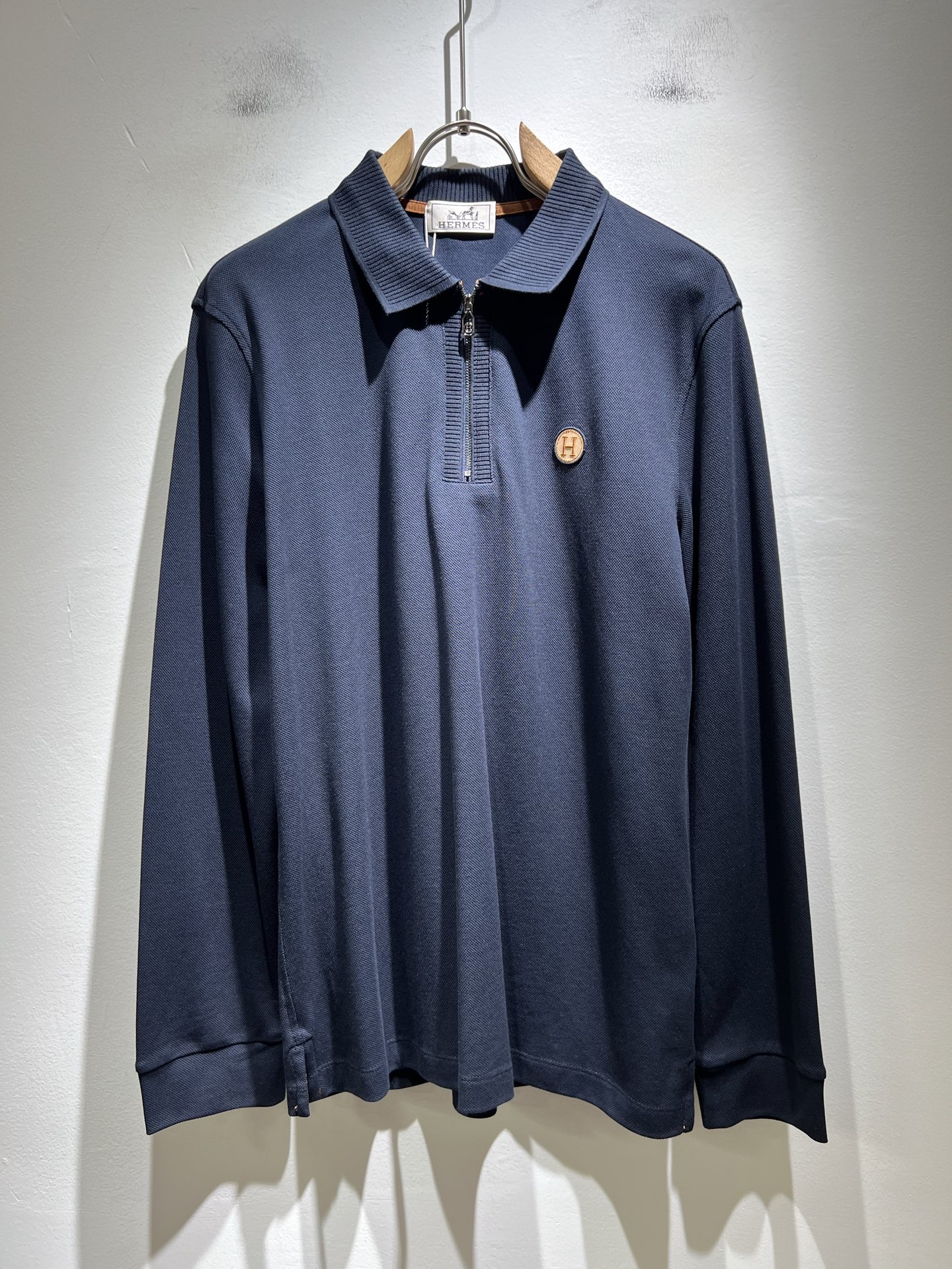 NO:512715,Her*mes 2025 autumn and winter new men's short-sleeved Polo shirt, a new upgraded versatile basic style, low-key and luxurious, and a choice of character!  Made of high-quality selected bead flooring, it has good moisture absorption, comfortable and breathable, enjoys a light and relaxed and comfortable wearing experience, has super vertical performance, meticulous craftsmanship, and extremely recognizable, showing the classic perfect pattern design of the new brand, and the embroidery design of the chest logo pattern!  Precise and in place in cutting. Simple and atmospheric style, and can show fashionable charm in daily leisure life. Size M-3XL, T-shirt, alexander wang19860909Her*mes爱*仕2025秋冬新款男士短袖Polo衫,全新升级百搭基础款,低调奢华,品格之选！甄选优质精选珠地棉打造而成,吸湿性好,舒适透气,享受轻薄轻松自在的穿着体验,有着超强的垂直性能,工艺细致,辨识度极高,展现全新品牌经典完美版型设计,胸前logo图案刺绣设计！在裁剪上精准到位.简约大气风格,又能在日常休闲生活中展现时尚魅力.尺码M-3XL,,T-shirt,alexander wang,Men's clothing