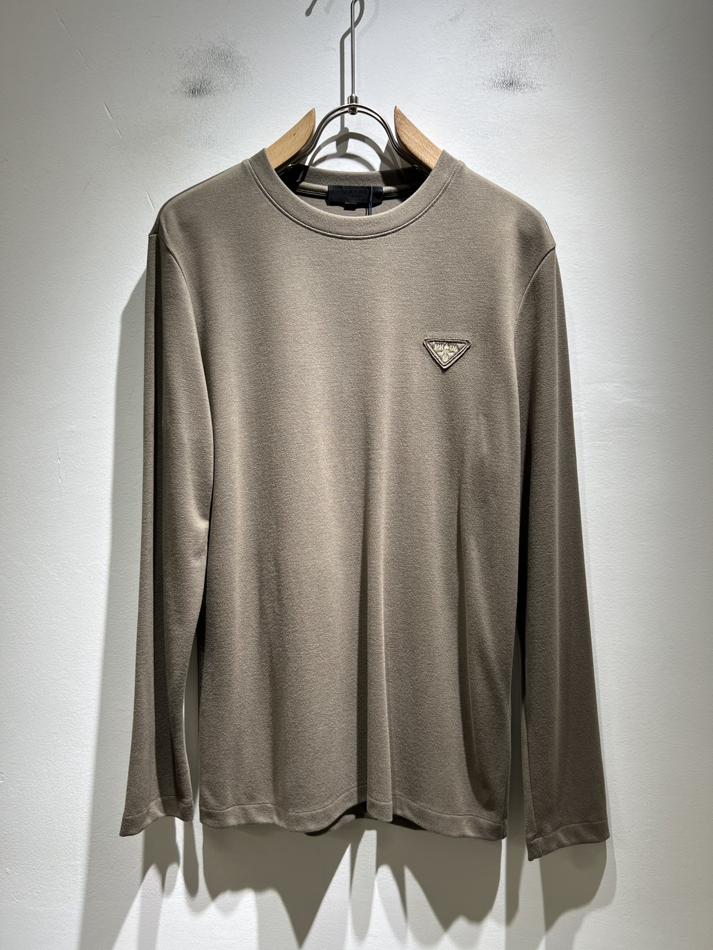 NO:512719,PRAD*A Pu*da 2025 autumn and winter new men's long-sleeved base shirt, the latest model is exclusively available on the entire network!  !  ~ It is classic and fashionable and versatile, who doesn’t like it? It will show the classic again. It is very pleasing to the eye and comes with a low luxury halo and recognition!  Pr*da's traditional brand concept and modern advanced technology are perfectly combined. Coupled with the extremely modern and simple design, the P-family exclusive logo pattern badge design!  Customized 100% imported lint cotton fabric!  The texture of this model is quite touching, the specifications and grades are known with tentacles. The degree of delicateness and breathability are top-notch!  Size M-3XL, prada, alexander wang19860909PRAD*A普*达2025秋冬新款男士长袖打底衫,最新款全网独家首上！！~既经典有时尚百搭,谁不爱啊,将经典再次展现,非常的耐看,自带低奢光环与辨识度！Pr*da传统的品牌理念和现代化的先进技术进行了完美结合.加上极其现代摩登风范的简约设计,p家专属logo图案徽章设计！定制百分百进口绒棉面料！此款的质感相当感人 触手便知规格档次 细腻程度与透气效果堪称顶级！尺码M-3XL,,prada,alexander wang,Men's clothing