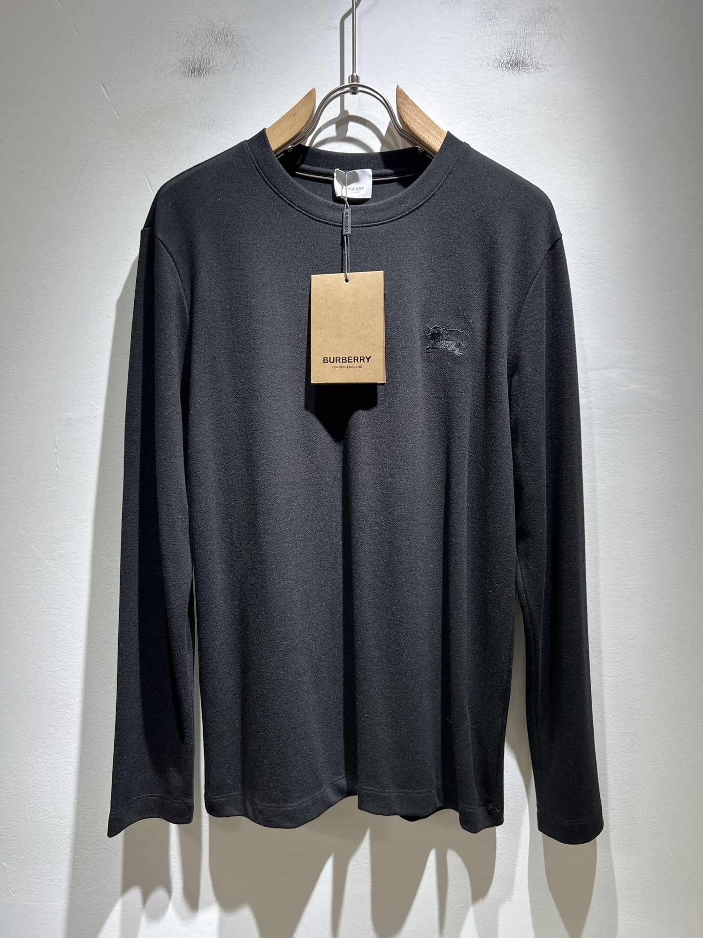 NO:512711,Bur*erry 2025 autumn and winter new men's base shirt, the latest brand design elements!  Neither monotonous nor complicated, it shows taste just right!  Embroidery design for clothes logo pattern!  Comfortable, sweat-absorbing and breathable, custom-made original baby lint cotton fabric!  The unique sense of luxury presents a simple and elegant temperament!  Full three-dimensional! Standard cutting design!  Every detail is a synchronized with high-end fashion. Size: M-3XL, burberry, alexander wang19860909Bur*erry 巴*莉 2025秋冬新款男士打底衫,品牌最新设计元素！既不单调也不复杂,恰到好处的展现品味！衣身logo图案刺绣设计！舒适吸汗透气根本不在话下,定制原版婴儿绒棉面料！独具的高奢感呈现简约优雅气质！饱满立体!标准裁剪设计！每一处细节都是与高端时尚同步的体现.尺码:M-3XL,,burberry,alexander wang,Men's clothing