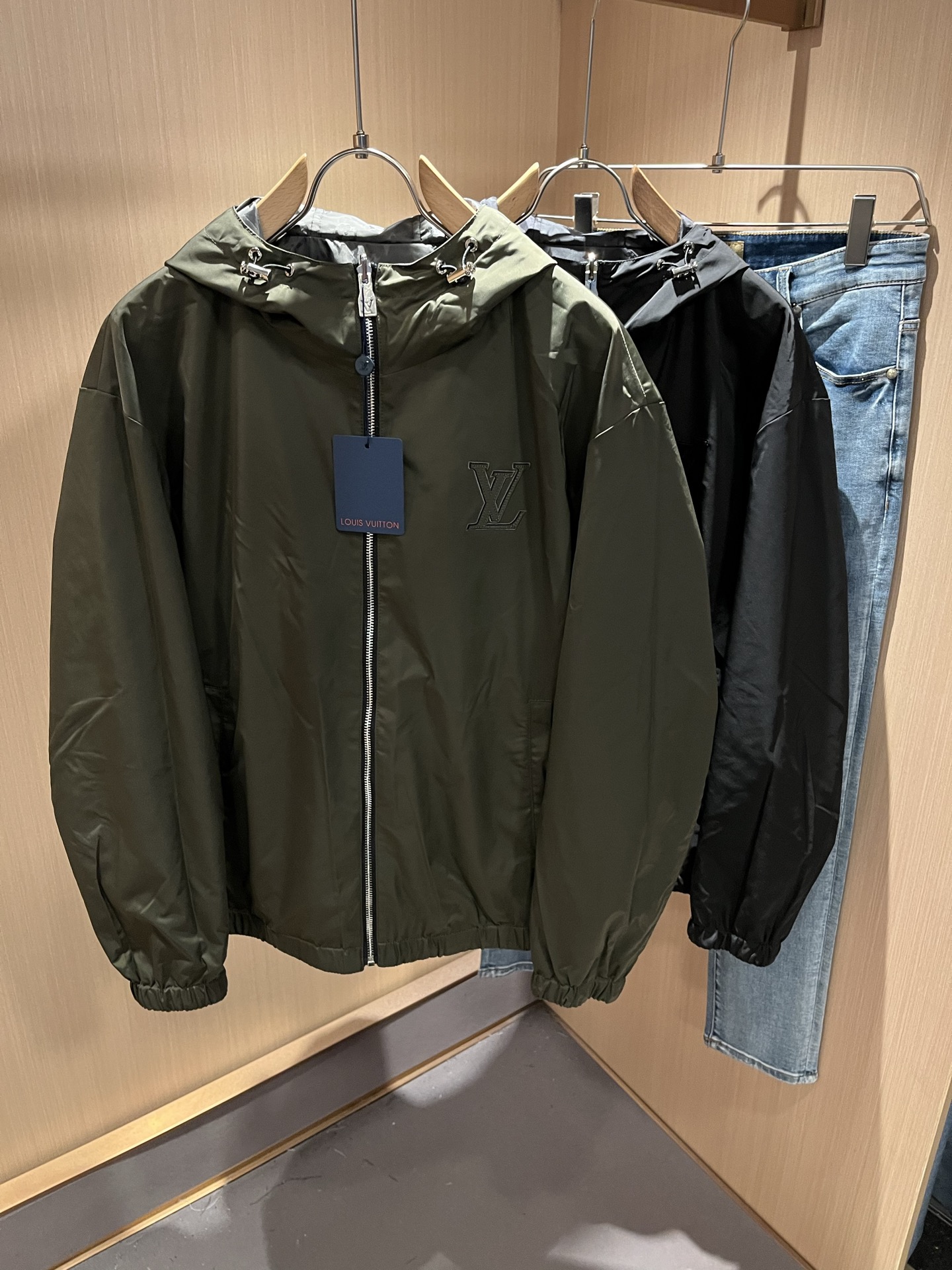 NO:521747,Louis Vuit*on 2025 autumn and winter new light luxury double-sided Monogram three-dimensional dark pattern craftsman and lesbian double-sided jackets!  The new high-end Louis family, the details and quality are always flawless, and creative designs are emerging one after another. If you don’t buy a few Louis items this fall and winter, you are not considered a fashion expert. Monogram patterns are unparalleled, interpreting Louis’s iconic elements, which are really something that everyone loves. The top-quality technology polyester fabric is made of super soft and tough, and has excellent breathability. From world-class trade-level OEM channels, the quantity is extremely rare and sold out without help. The 'Dou Brand' produces preschool items every year!  The original logo presents an extraordinary texture and is clean and neat. This is the Louis family's unique skill and the latest craftsmanship this season. The degree of meticulousness has reached the top, and the loose three-dimensional tailoring design is unique. It is a fusion of luxury and fashion!  Size M-3XL, louis vuitton,louis vuitton,louis vuitton,jackets & coats,jackets & coats,alexander wang19860909Louis Vuit*on 路易*登 2025秋冬新款轻奢双面穿Monogram立体暗纹工艺男女同款双面穿夹克外套！路易家族的新高端,细节品质永远的那么完美无瑕,创意设计层出不穷.今年秋冬季节没有入手几件路易你算不上时尚达人.Monogram图案无与伦比,诠释路易的标志性元素,实属人见人爱的东西.顶级的科技聚酯纤维面料打造,超级柔软且具有韧性,透气感也是绝佳.来自世界级贸易级别的代工厂渠道,数量极其稀少售完无补.“驴牌”每年都会出的老花单品！原版Logo呈现不一般的质感,干净俐落.这是路易家族的看家绝活也是本季度的最新工艺.细致化程度已经达到顶端了,宽松立体剪裁的版型设计堪称一绝.属于奢华与时尚的融合！尺码M-3XL,,louis vuitton,louis vuitton,louis vuitton,jackets & coats,jackets & coats,alexander wang,Men's clothing