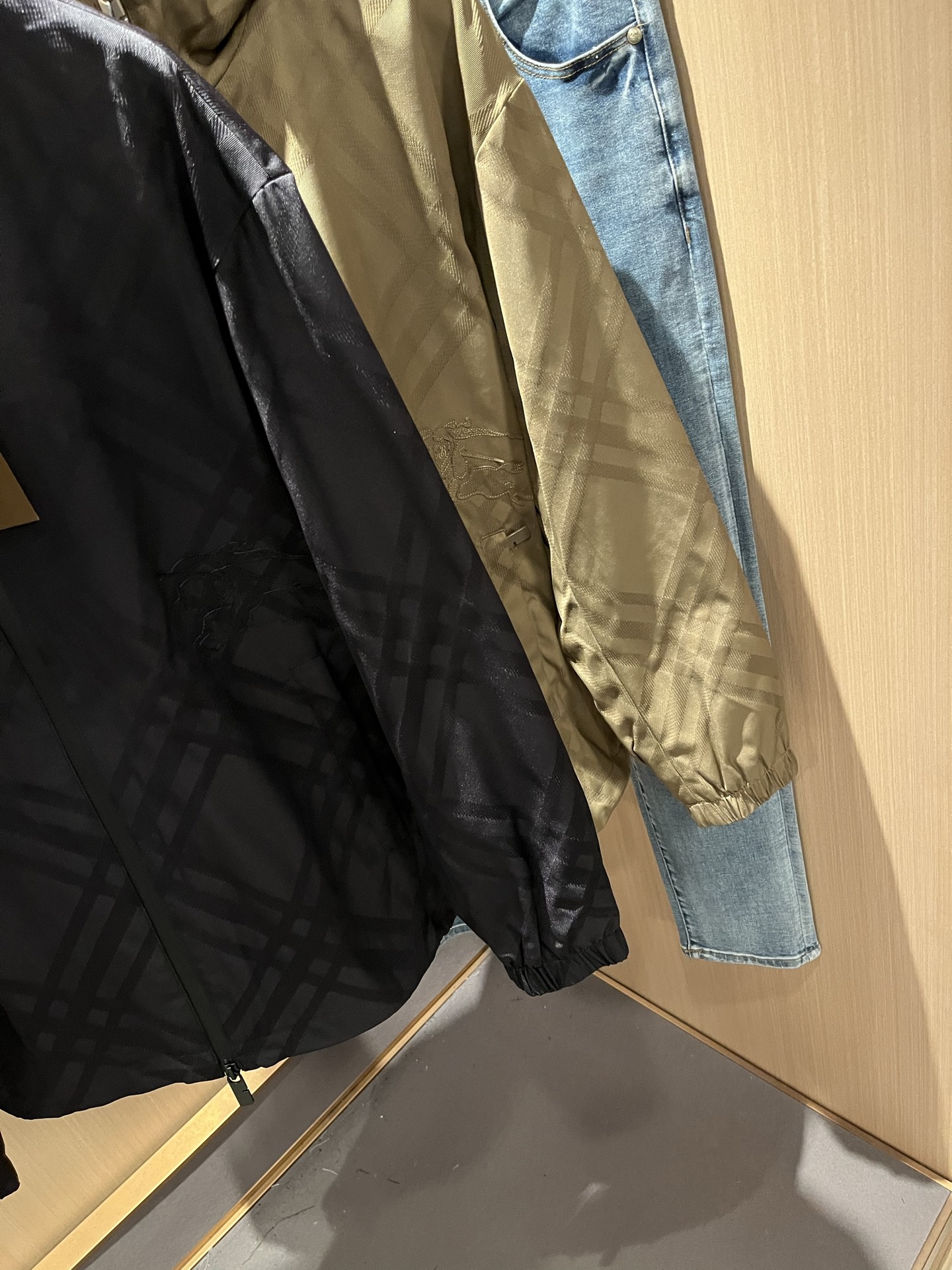 BURBER*Y巴*莉2025秋冬新品夹克外套重磅来袭，最近比较火热的环保聚酯纤维记忆面料制作而成，高端