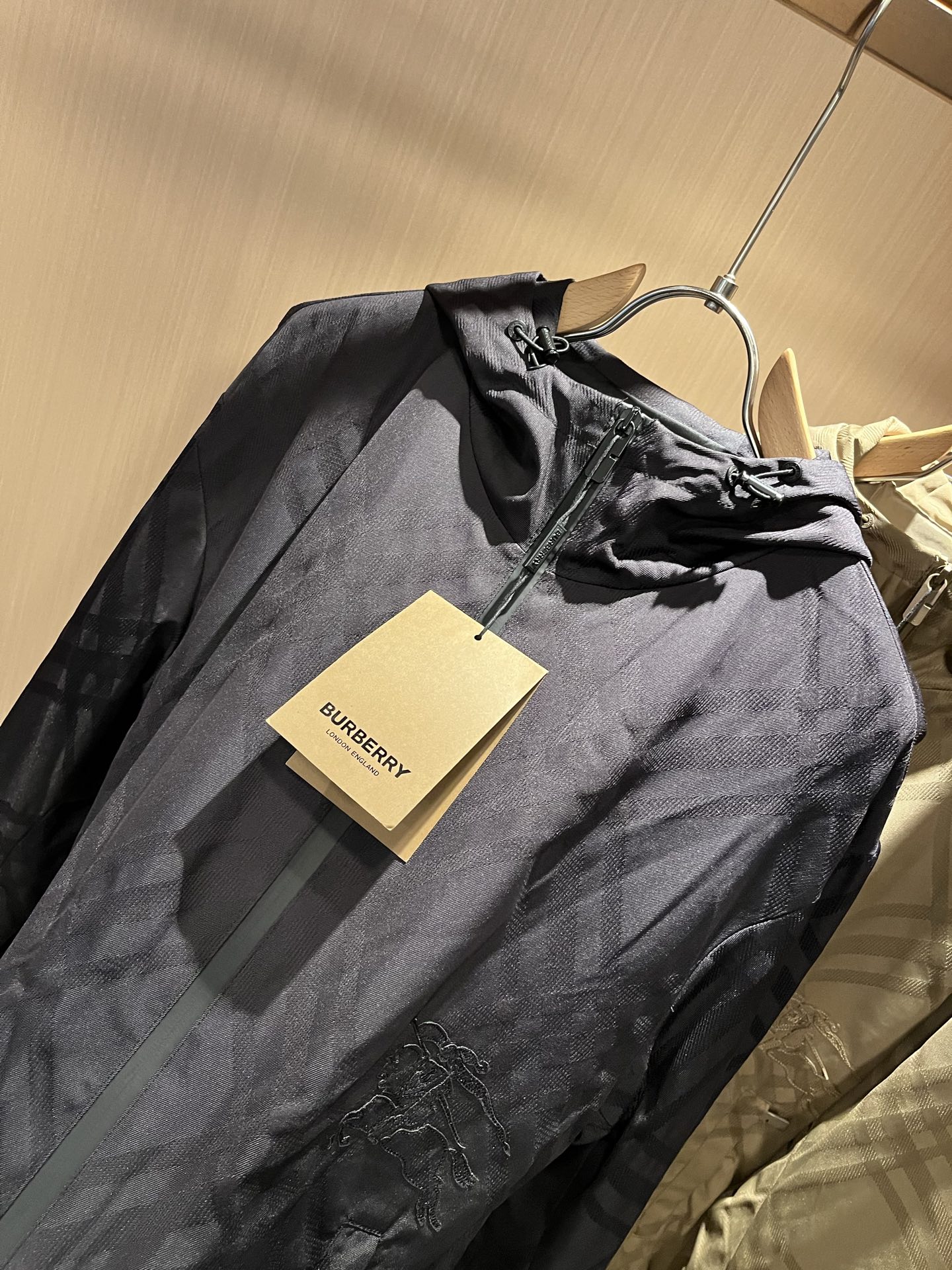 BURBER*Y巴*莉2025秋冬新品夹克外套重磅来袭，最近比较火热的环保聚酯纤维记忆面料制作而成，高端