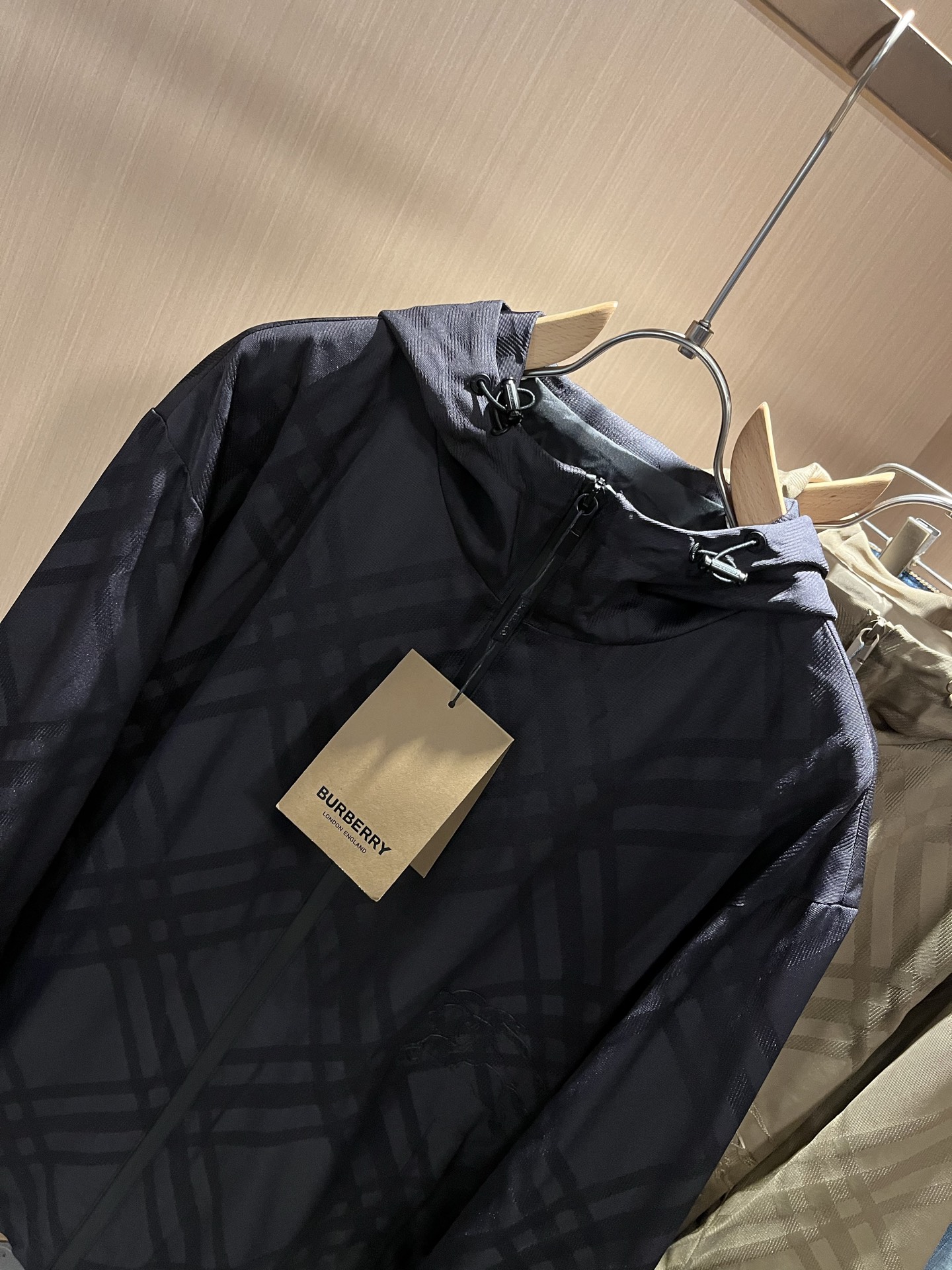 BURBER*Y巴*莉2025秋冬新品夹克外套重磅来袭，最近比较火热的环保聚酯纤维记忆面料制作而成，高端