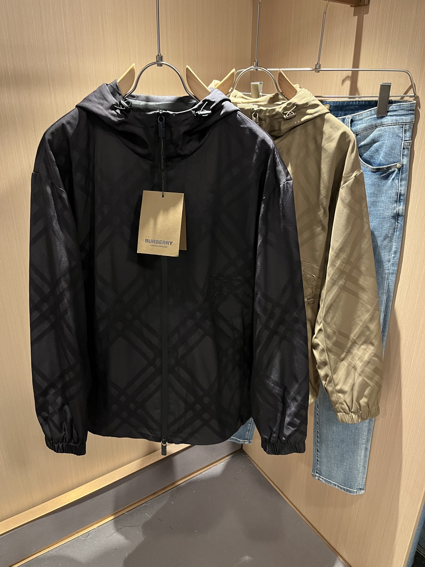BURBER*Y巴*莉2025秋冬新品夹克外套重磅来袭，最近比较火热的环保聚酯纤维记忆面料制作而成，高端