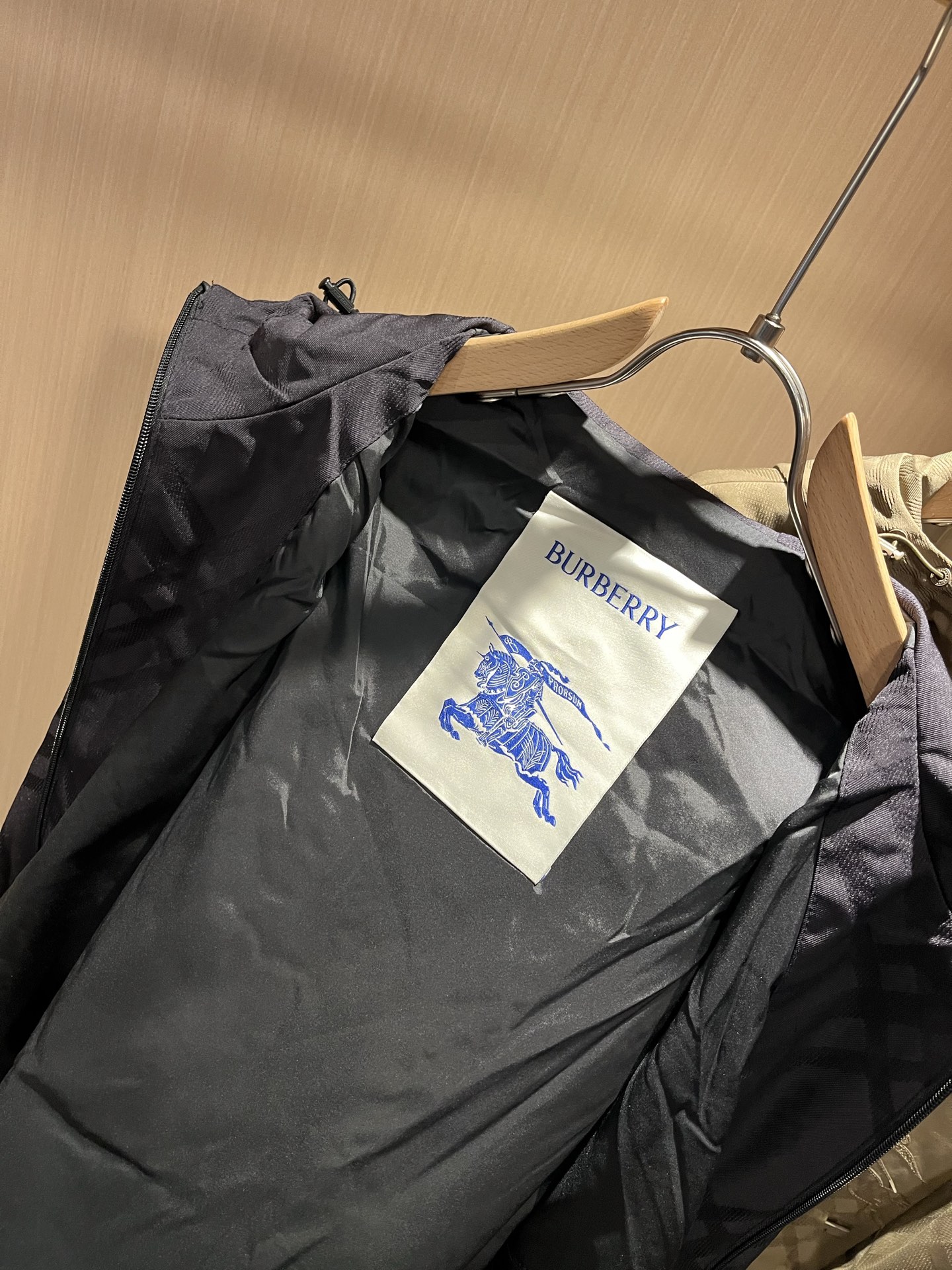 BURBER*Y巴*莉2025秋冬新品夹克外套重磅来袭，最近比较火热的环保聚酯纤维记忆面料制作而成，高端