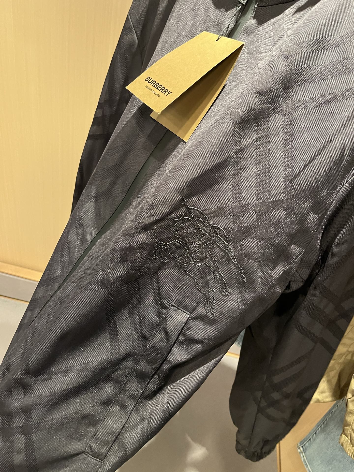 BURBER*Y巴*莉2025秋冬新品夹克外套重磅来袭，最近比较火热的环保聚酯纤维记忆面料制作而成，高端