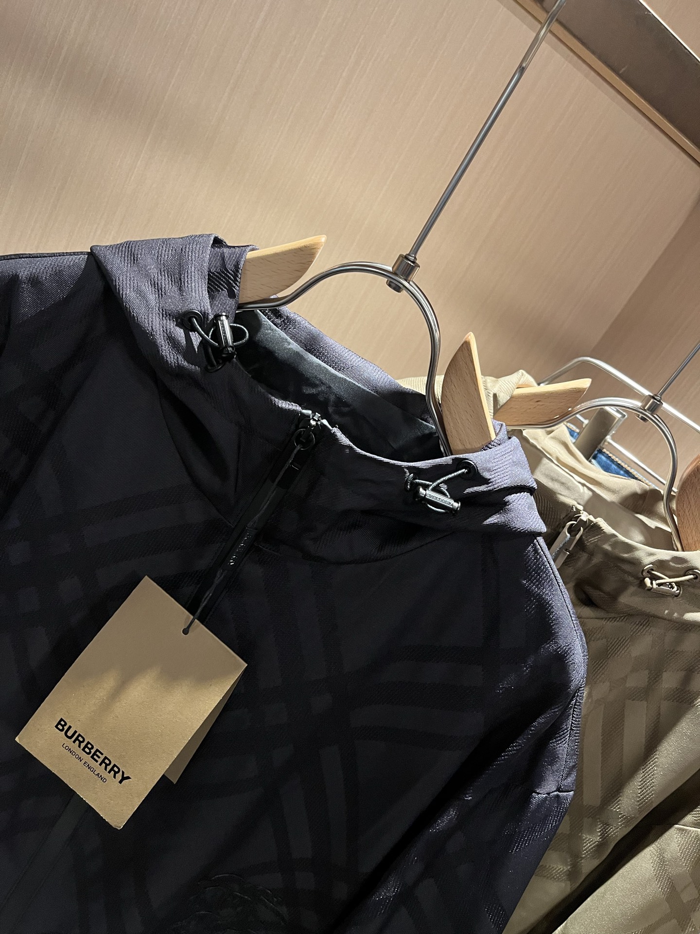 BURBER*Y巴*莉2025秋冬新品夹克外套重磅来袭，最近比较火热的环保聚酯纤维记忆面料制作而成，高端