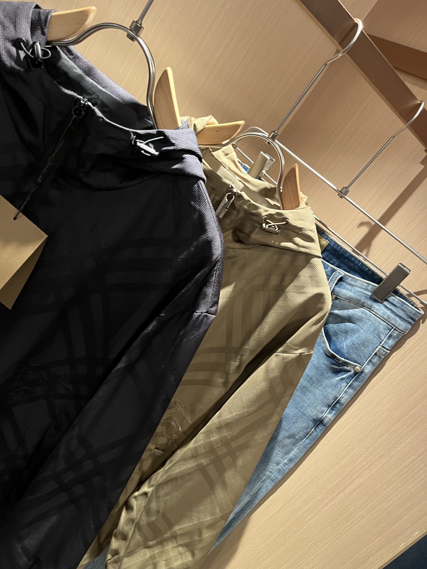 BURBER*Y巴*莉2025秋冬新品夹克外套重磅来袭，最近比较火热的环保聚酯纤维记忆面料制作而成，高端