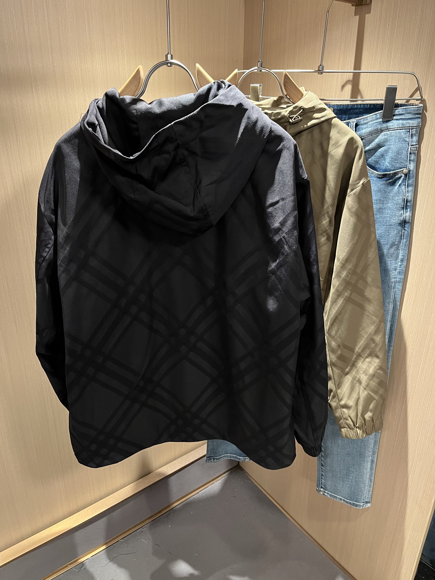 BURBER*Y巴*莉2025秋冬新品夹克外套重磅来袭，最近比较火热的环保聚酯纤维记忆面料制作而成，高端