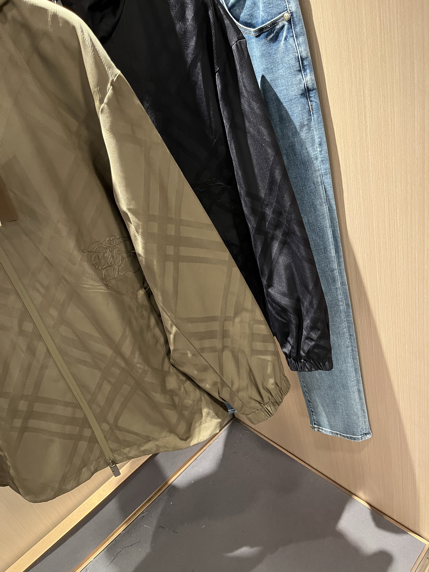 BURBER*Y巴*莉2025秋冬新品夹克外套重磅来袭，最近比较火热的环保聚酯纤维记忆面料制作而成，高端