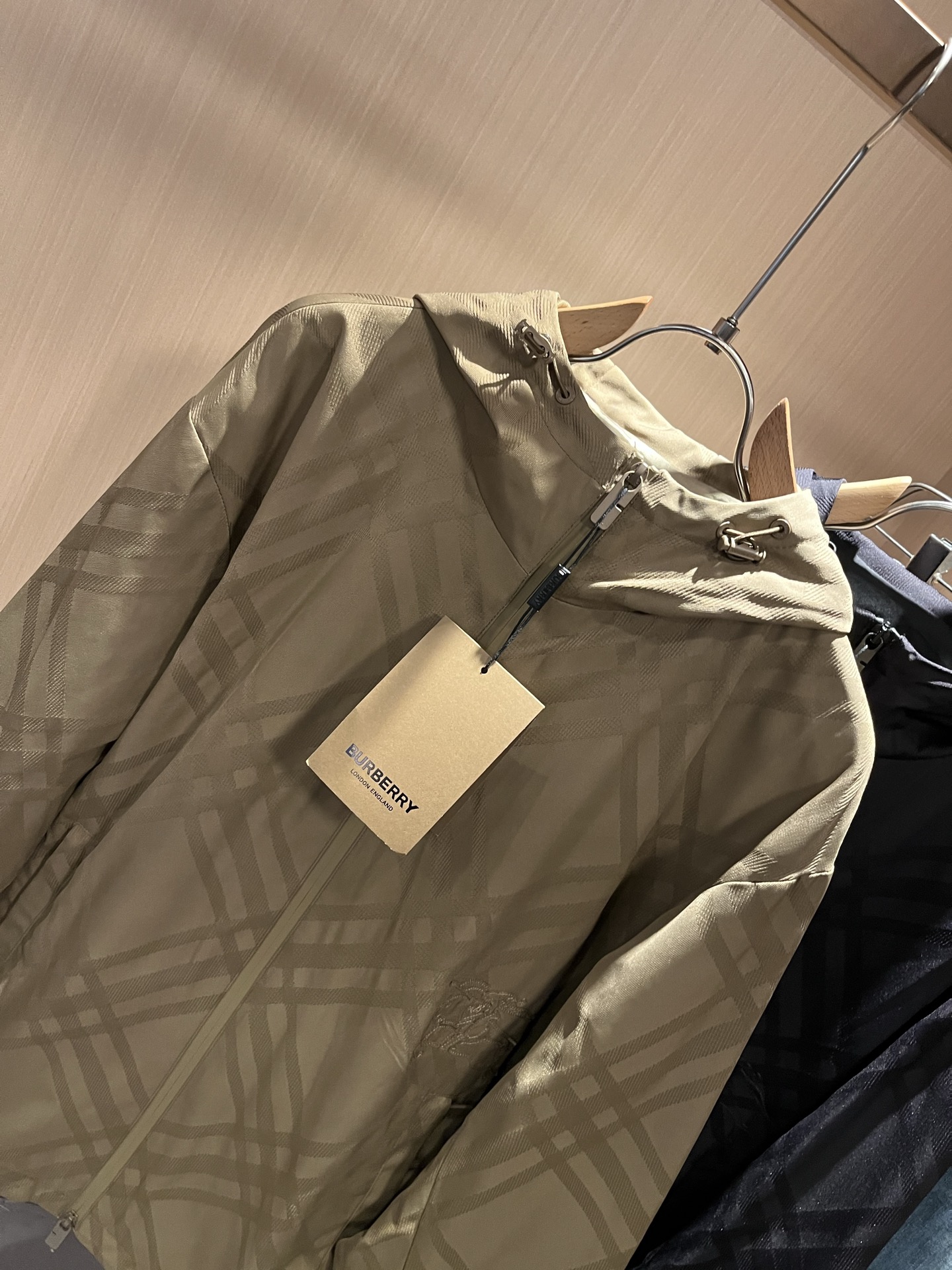 BURBER*Y巴*莉2025秋冬新品夹克外套重磅来袭，最近比较火热的环保聚酯纤维记忆面料制作而成，高端