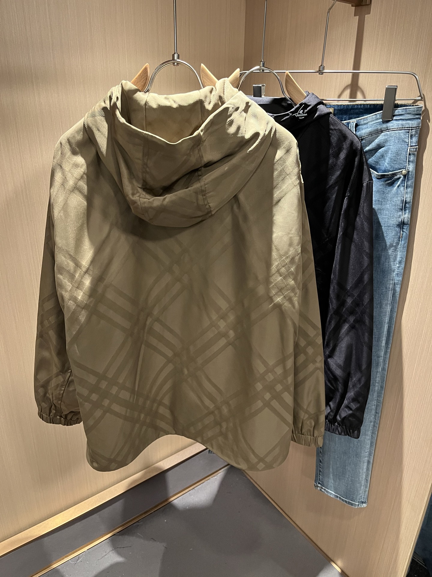 BURBER*Y巴*莉2025秋冬新品夹克外套重磅来袭，最近比较火热的环保聚酯纤维记忆面料制作而成，高端