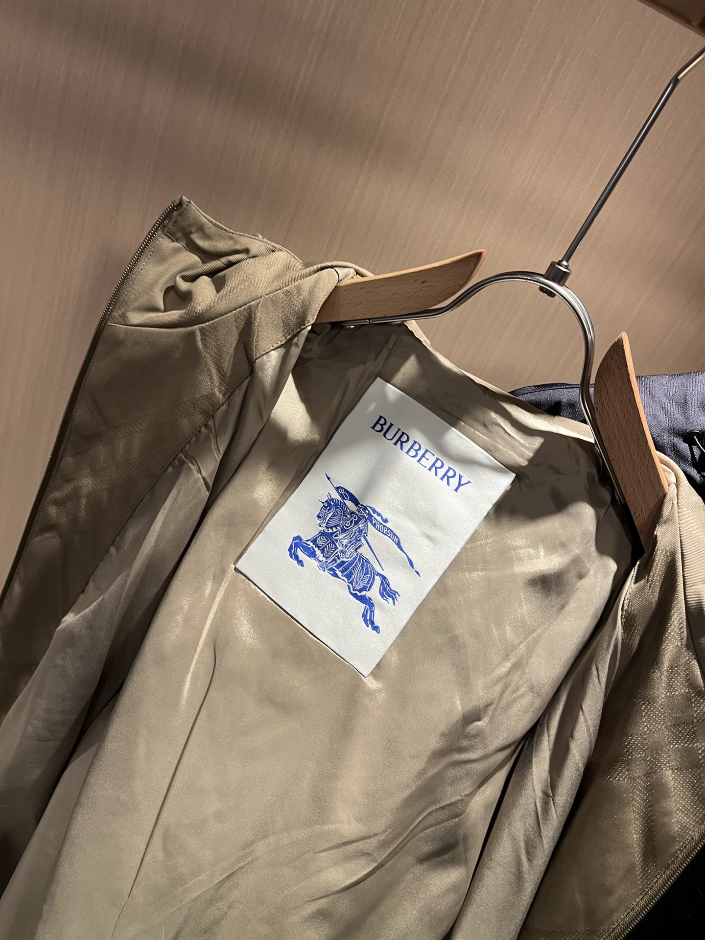 BURBER*Y巴*莉2025秋冬新品夹克外套重磅来袭，最近比较火热的环保聚酯纤维记忆面料制作而成，高端