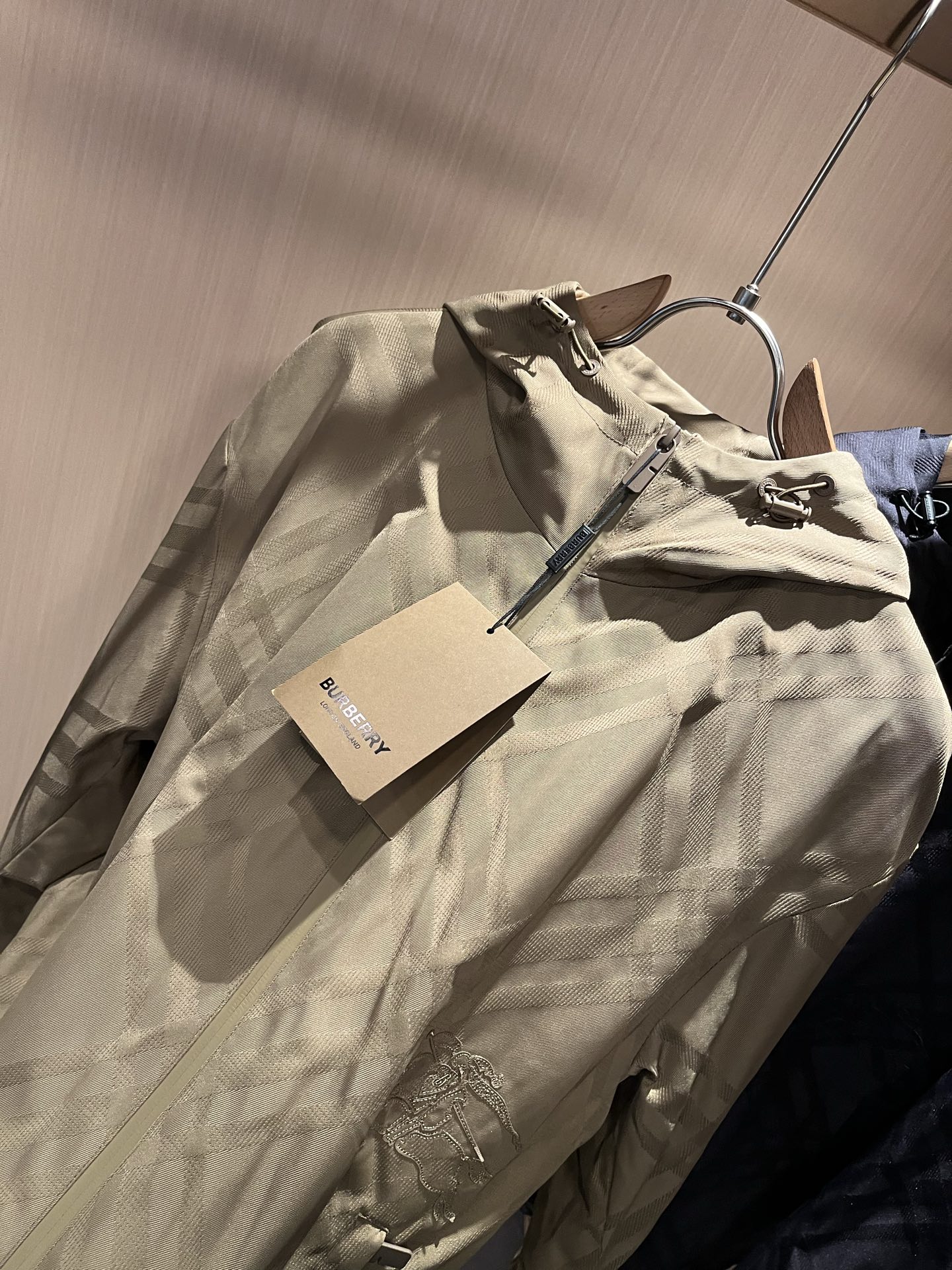 BURBER*Y巴*莉2025秋冬新品夹克外套重磅来袭，最近比较火热的环保聚酯纤维记忆面料制作而成，高端