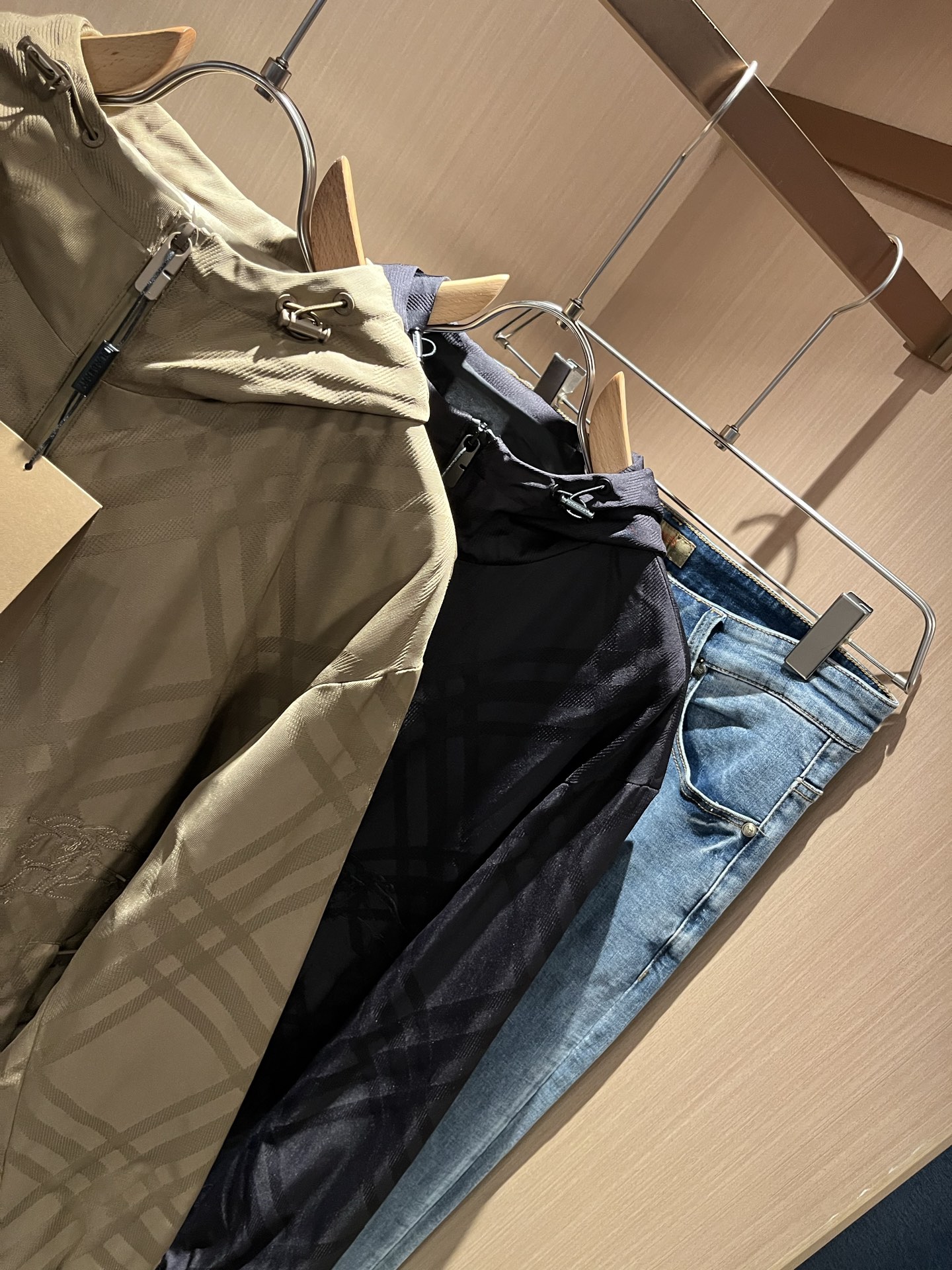 BURBER*Y巴*莉2025秋冬新品夹克外套重磅来袭，最近比较火热的环保聚酯纤维记忆面料制作而成，高端