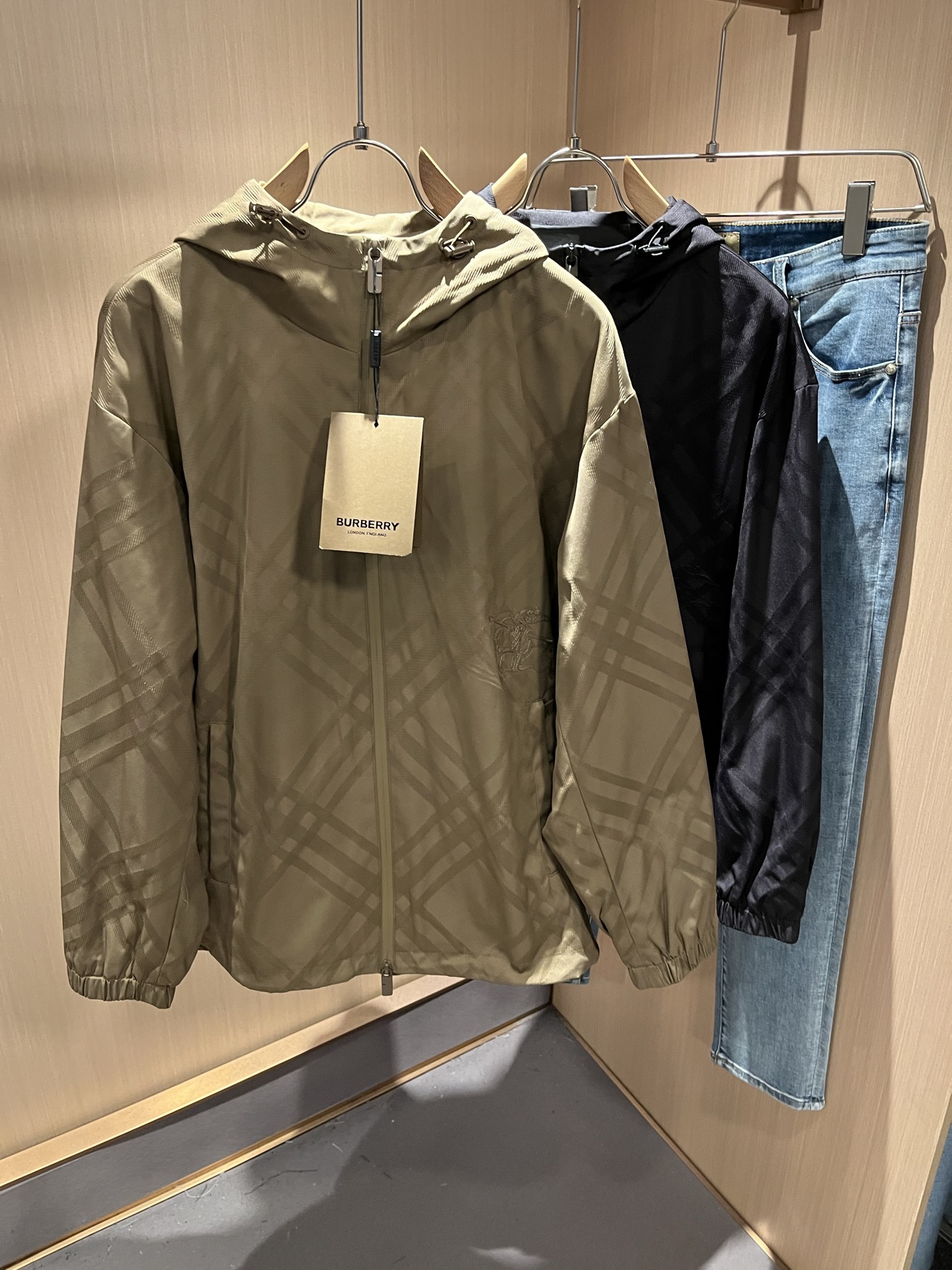 NO:514074,BURBER*Y BAR*Li’s new autumn and winter jacket is coming. It is made of a popular environmentally friendly polyester memory fabric recently. It is a high-end outdoor sports and leisure series, which is very popular!  The latest special material developed by BUR, memory fabric, is also called memory cloth, which refers to fabrics with morphological memory functions, and the chest logo pattern patch design!  Selling all versions on the market in seconds is not a level at all. Whether it is material, detail restoration and craftsmanship, you are not afraid of any challenges. Just to contribute wonderful products to everyone. As always, it is consistent. A style that implements the core concept of BUR tightly ties the plaid and fashion, always maintains perfection, a simple but not simple design style perfectly meets the outfit you need in daily life. Size: M-3XL, burberry, jackets & coats, jackets & coats, alexander wang19860909BURBER*Y巴*莉2025秋冬新品夹克外套重磅来袭,最近比较火热的环保聚酯纤维记忆面料制作而成,高端户外运动休闲系列,非常火热运动风潮！BUR最新研发的特殊材质,记忆面料也叫记忆布,是指具有形态记忆功能的面料,胸前logo图案贴布设计！秒杀市面上一切版本,只能说根本就不是一个级别的存在,不管是材质还是细节还原度以及工艺制作方面,不惧任何挑战,只为给大家奉献绝妙产物一如既往,始终如一,贯彻了BUR核心理念的一个款式将格纹与时尚紧紧的捆绑在一起,时刻保持完美,简约而不简单的的设计风格,完美的满足了你日常所需要的穿搭.尺码:M-3XL,,burberry,jackets & coats,jackets & coats,alexander wang,Men's clothing