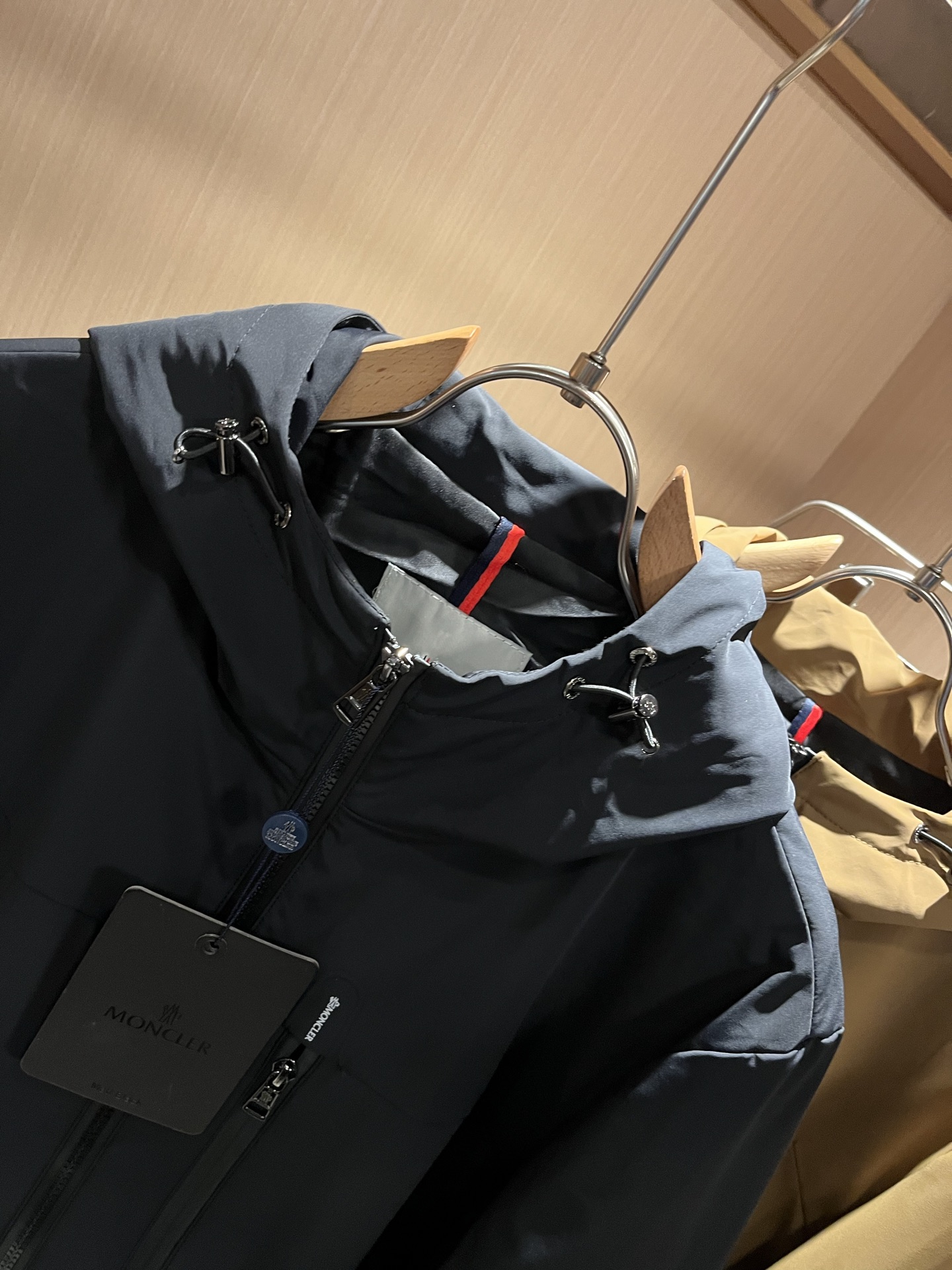 Monc*ler蒙*口2025秋冬经典夹克外套，都市时尚休闲款！面料超软面料帅酷爆款夹克外套。时尚都市百